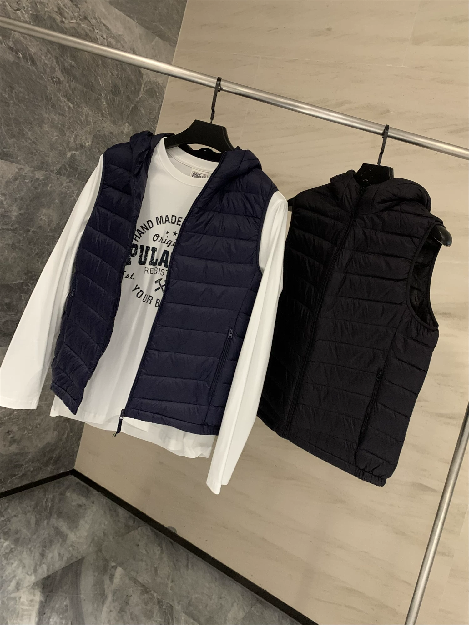 Don Quixote U series giống hệt nhau! Áo khoác phao có mũ trùm đầu đa năng, chất liệu nylon 40D may chần, thích hợp cho mùa thu và mùa đông.