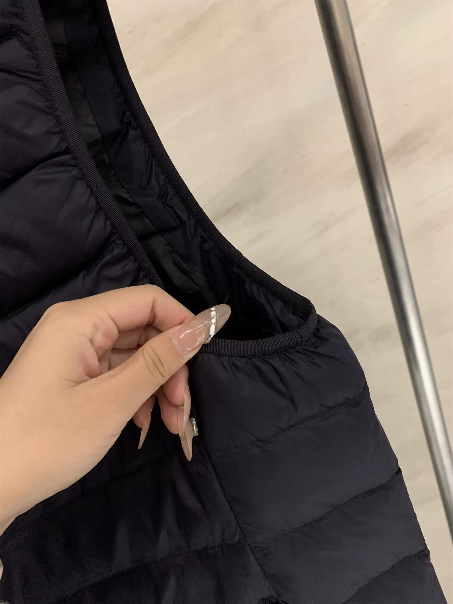 Don Quixote U series giống hệt nhau! Áo khoác phao có mũ trùm đầu đa năng, chất liệu nylon 40D may chần, thích hợp cho mùa thu và mùa đông.