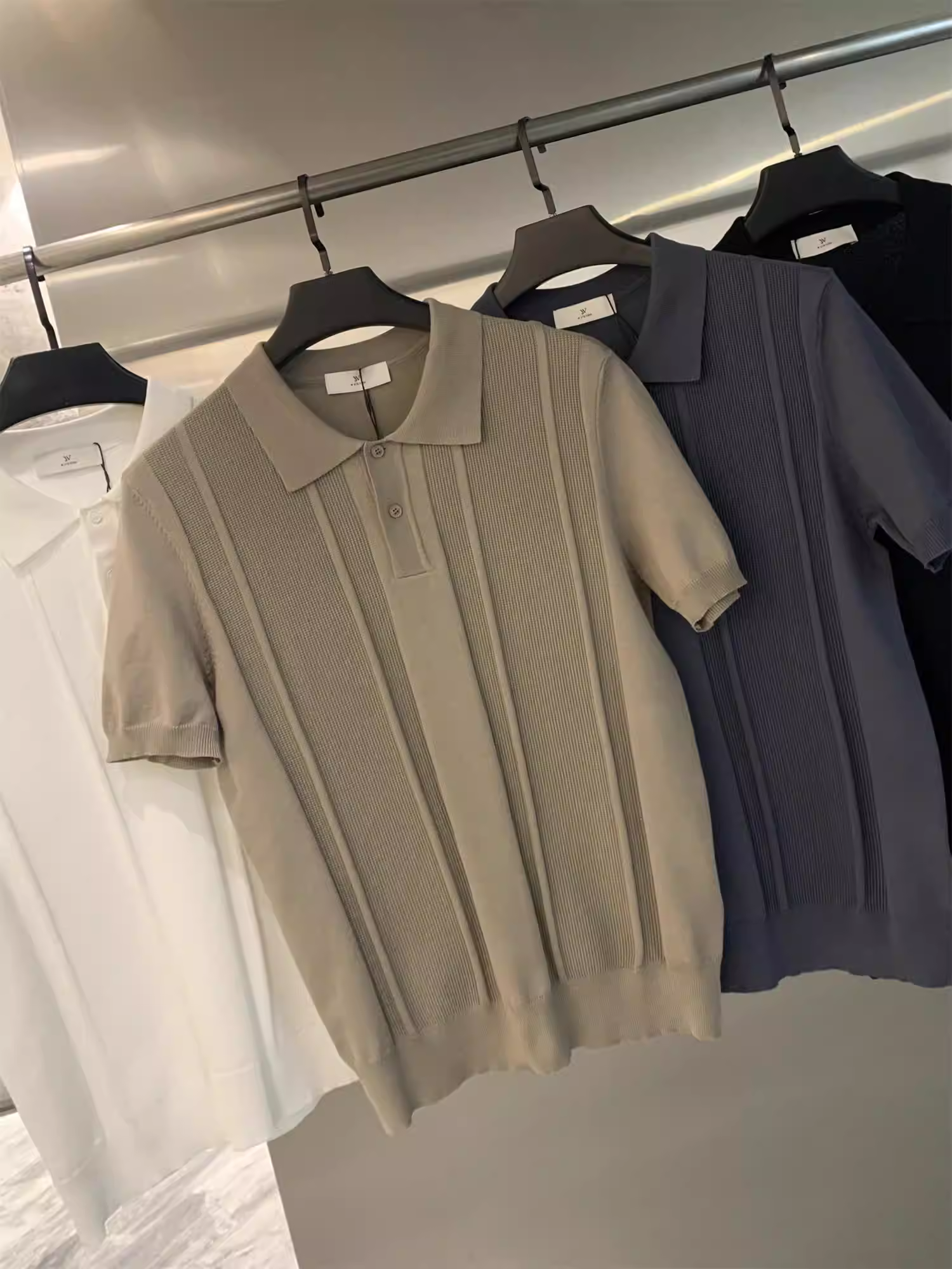 Đơn đặt hàng của công ty Don Quixote ODM! Sợi len dệt kim như tơ băng! Áo polo nam dệt kim màu trơn, thoáng khí, mềm mại và tinh tế.