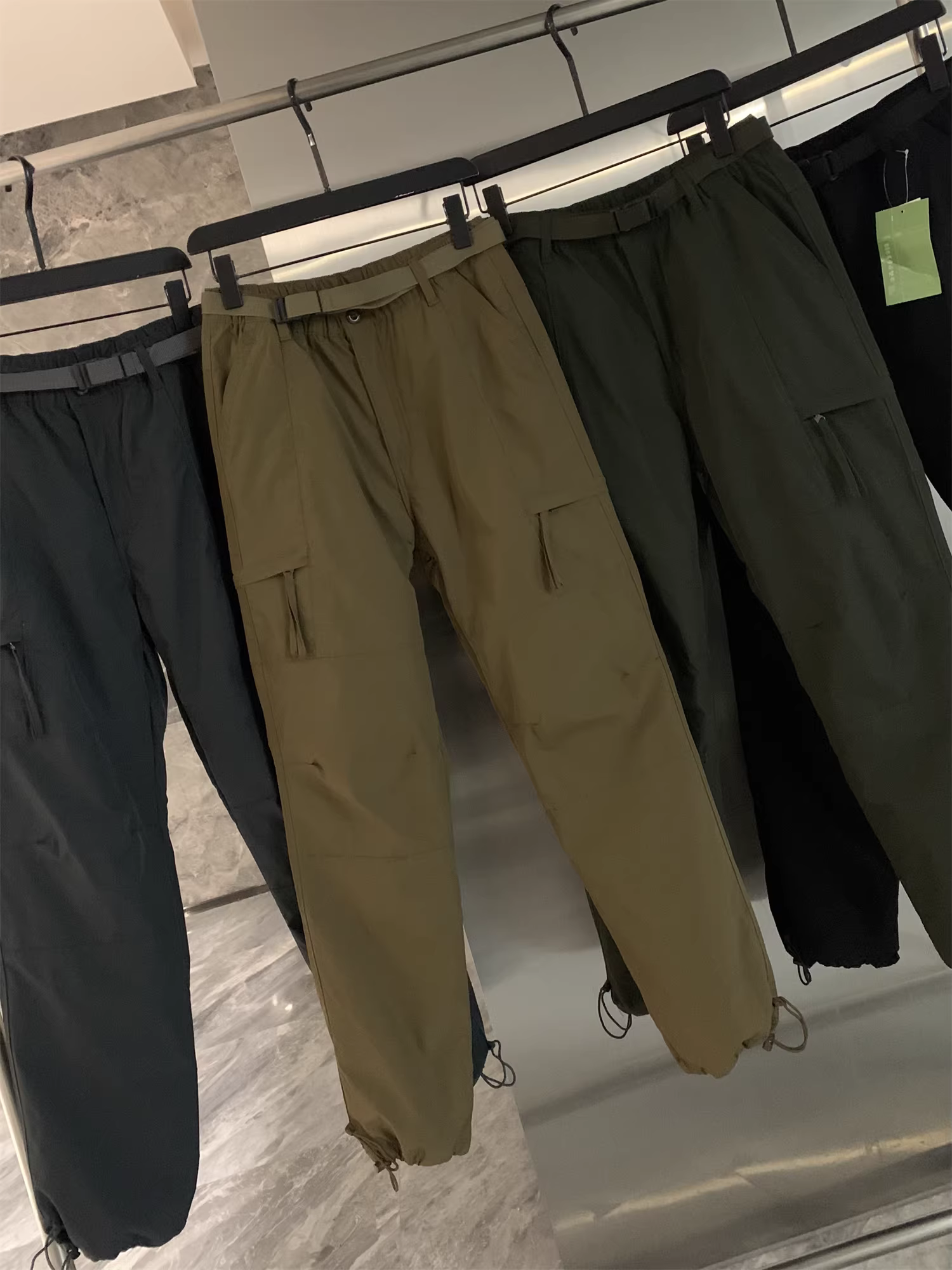 Don Quixote rất mạnh mẽ và đẹp trai! Có lớp lót lông cừu và dày dặn! Quần tây công sở nhiều túi, dáng thẳng, chất liệu kaki, thích hợp cho mùa thu đông dành cho nam.