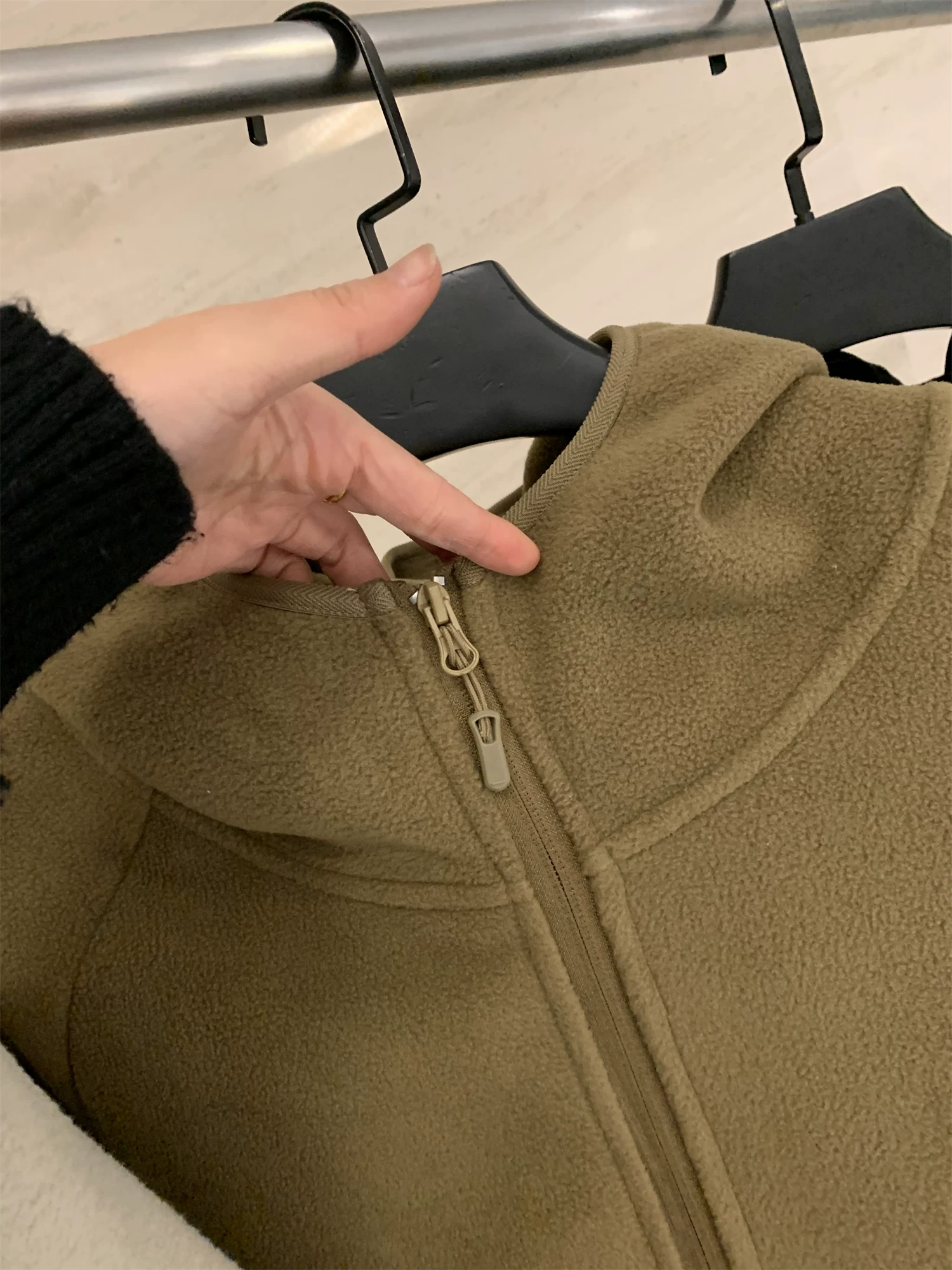 Don Quixote: Một chiếc áo có thể giữ ấm bạn suốt mùa đông! Áo khoác có mũ trùm đầu bằng lông cừu dày, bền, hai mặt dành cho nam, thích hợp cho mùa thu và mùa đông.