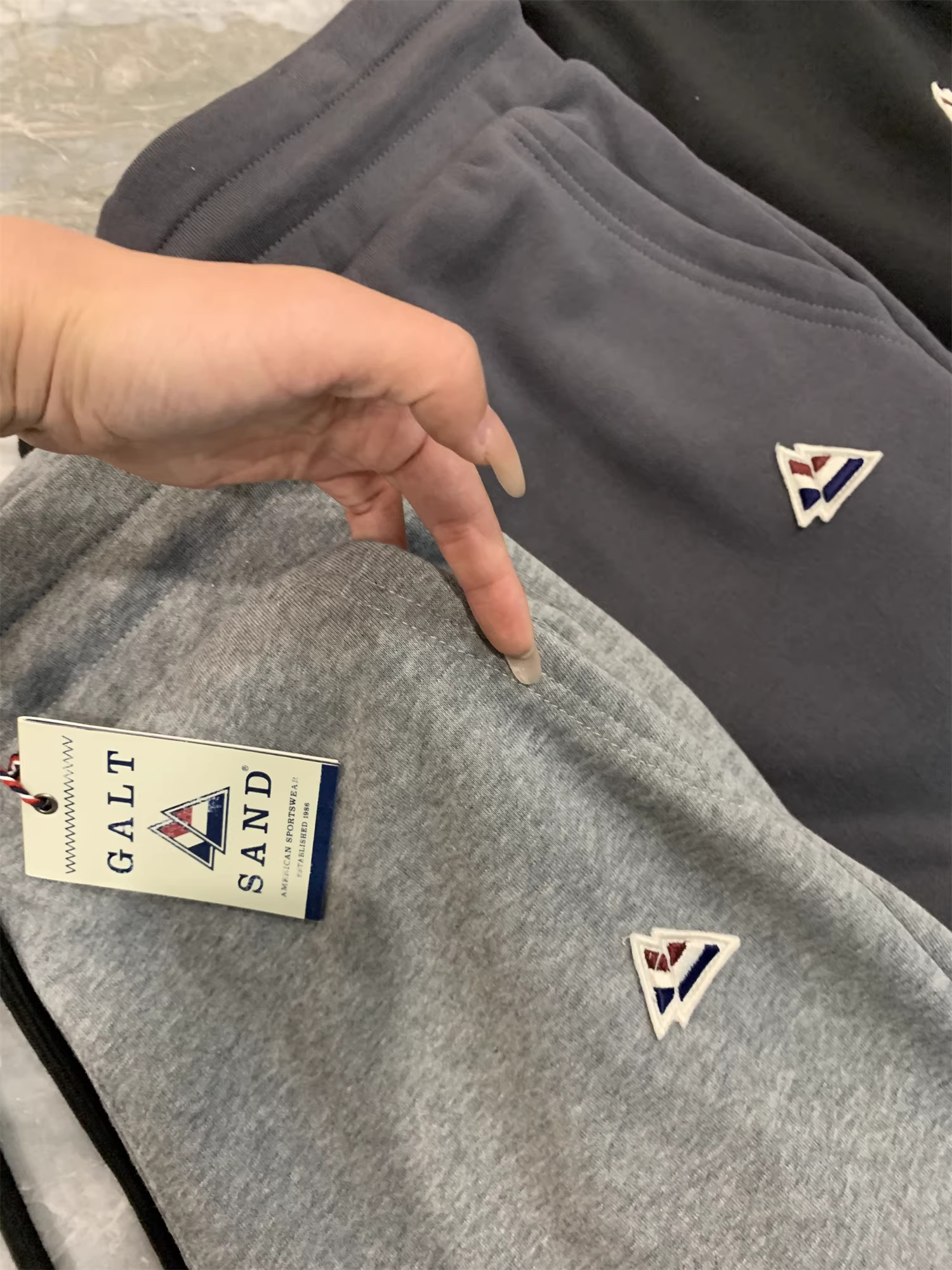 Don Quixote phong cách sang trọng nhẹ nhàng kiểu Mỹ! Trọng lượng cao và chất lượng chế tác cao! Quần short nam chất liệu cotton terry thoáng khí, kiểu dáng năng động, dài đến giữa đùi.