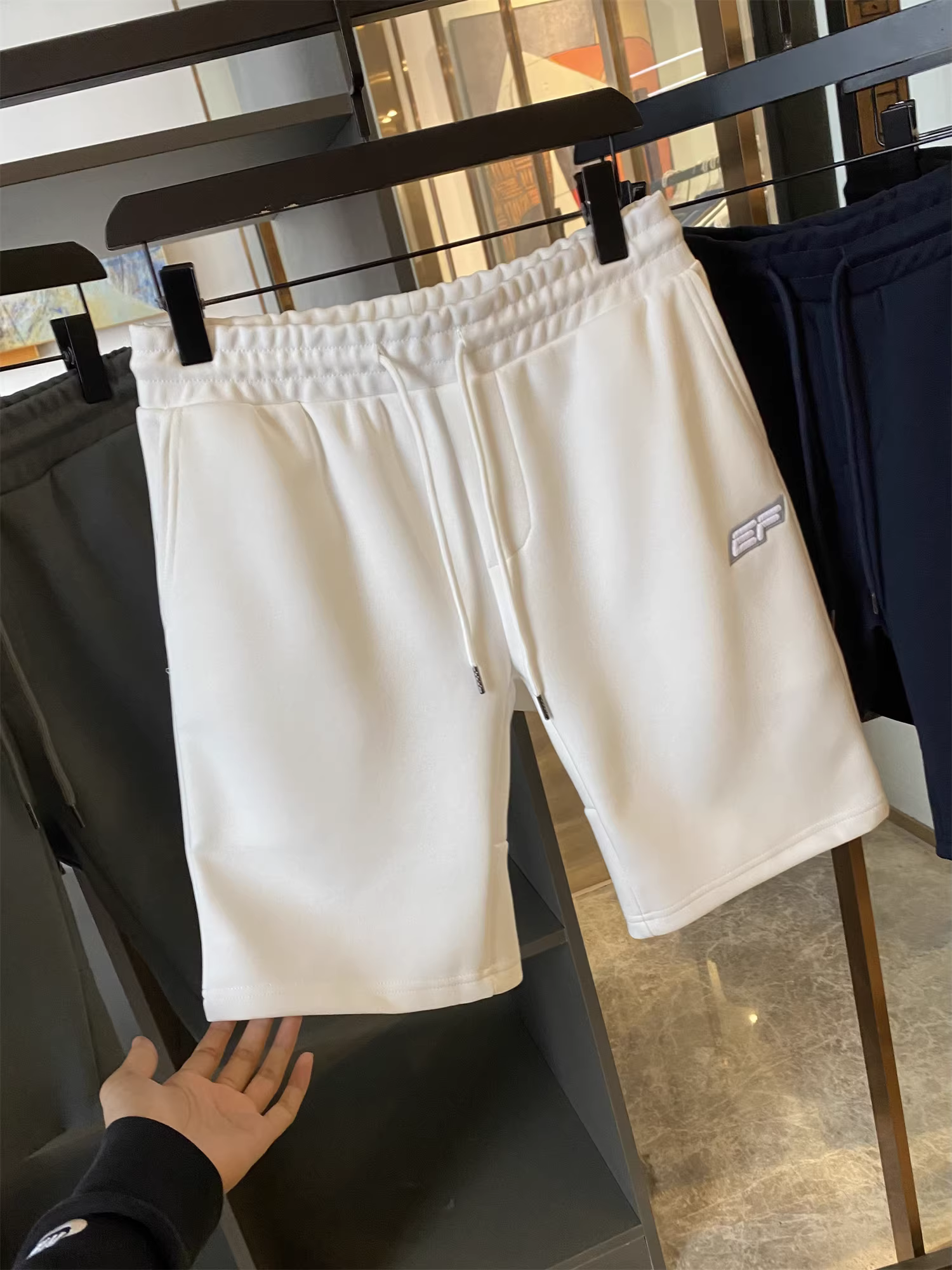 Don Quixote trông rất tuyệt trên mạng! Chất liệu vải dệt kim siêu mịn! Quần short nam ống thẳng dài đến đầu gối hợp thời trang mùa hè.