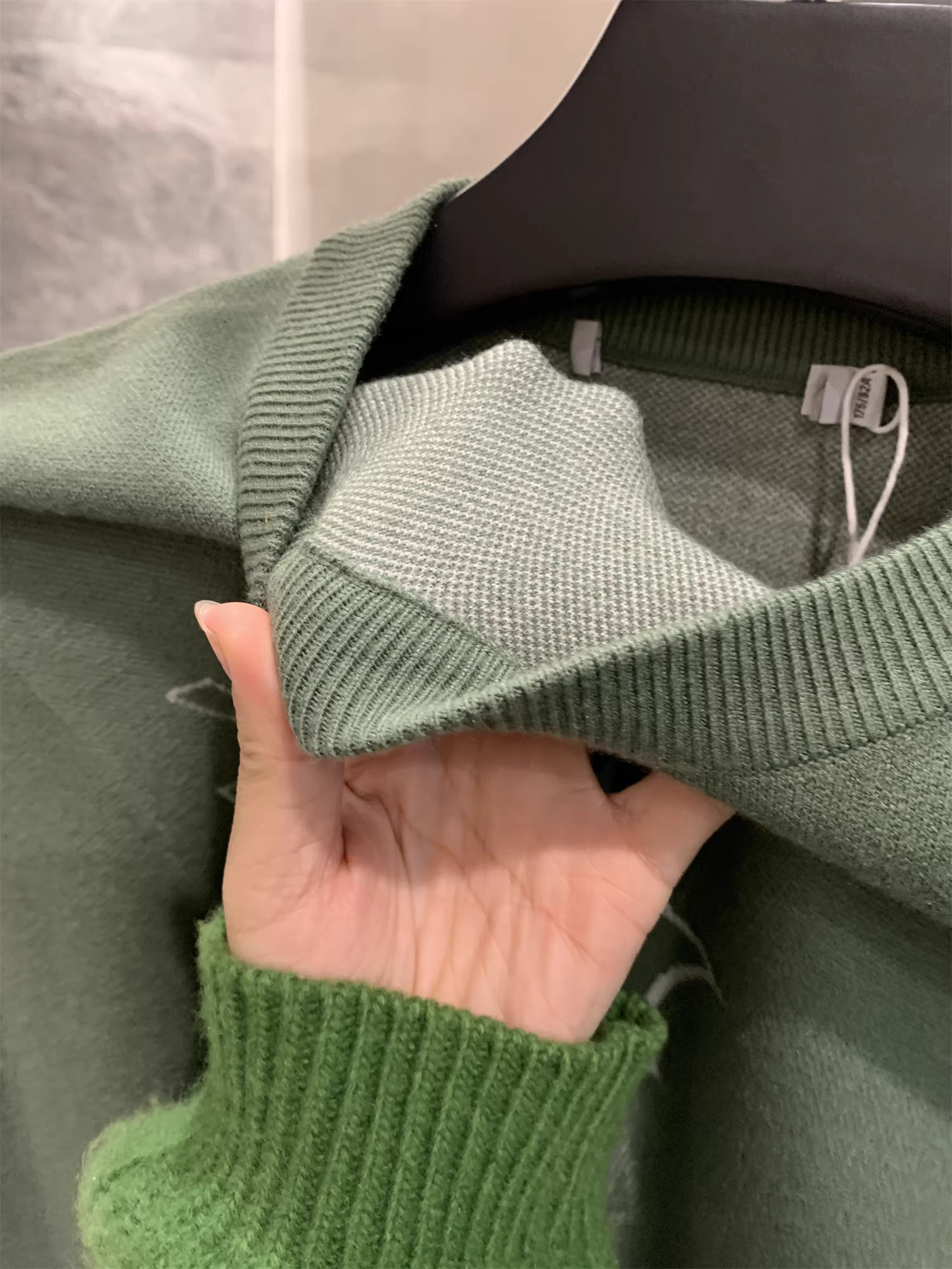 Don Quixote H Family Little Deer Series! Sợi jacquard được dệt theo phương pháp core-spun! Áo len dệt kim dày dặn, ấm áp, giản dị dành cho nam giới.