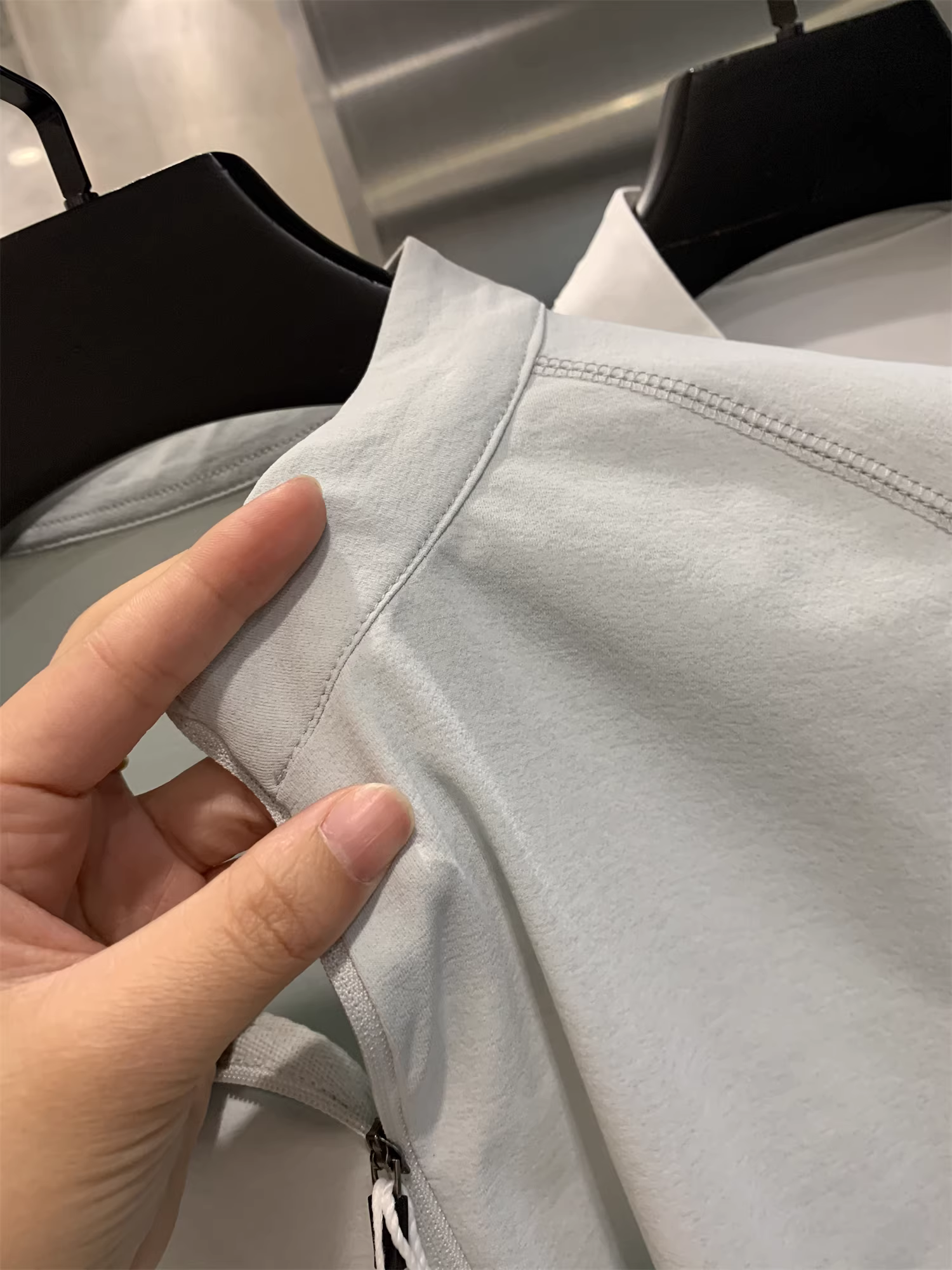 Áo thun Don Quixote ngoài trời nhẹ! Thiết kế may đo sáu mảnh! Áo thun ngắn tay nửa khóa kéo, chất liệu nhanh khô, thoáng khí, co giãn.