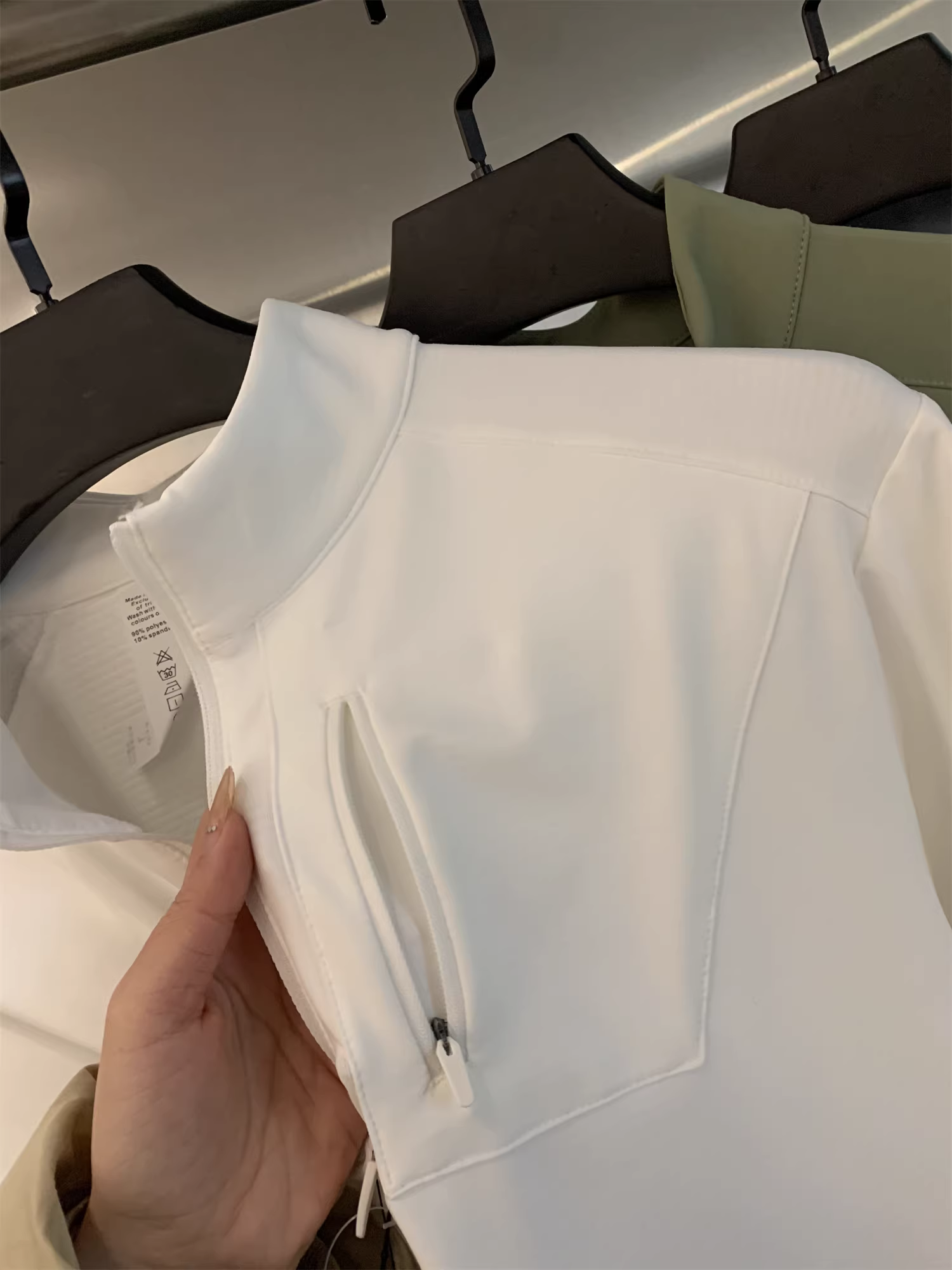 Don Quixote D series! Vải dệt chất lượng cao! Áo sweatshirt cổ đứng nửa khóa kéo, lót lông cừu mỏng và họa tiết ca rô.