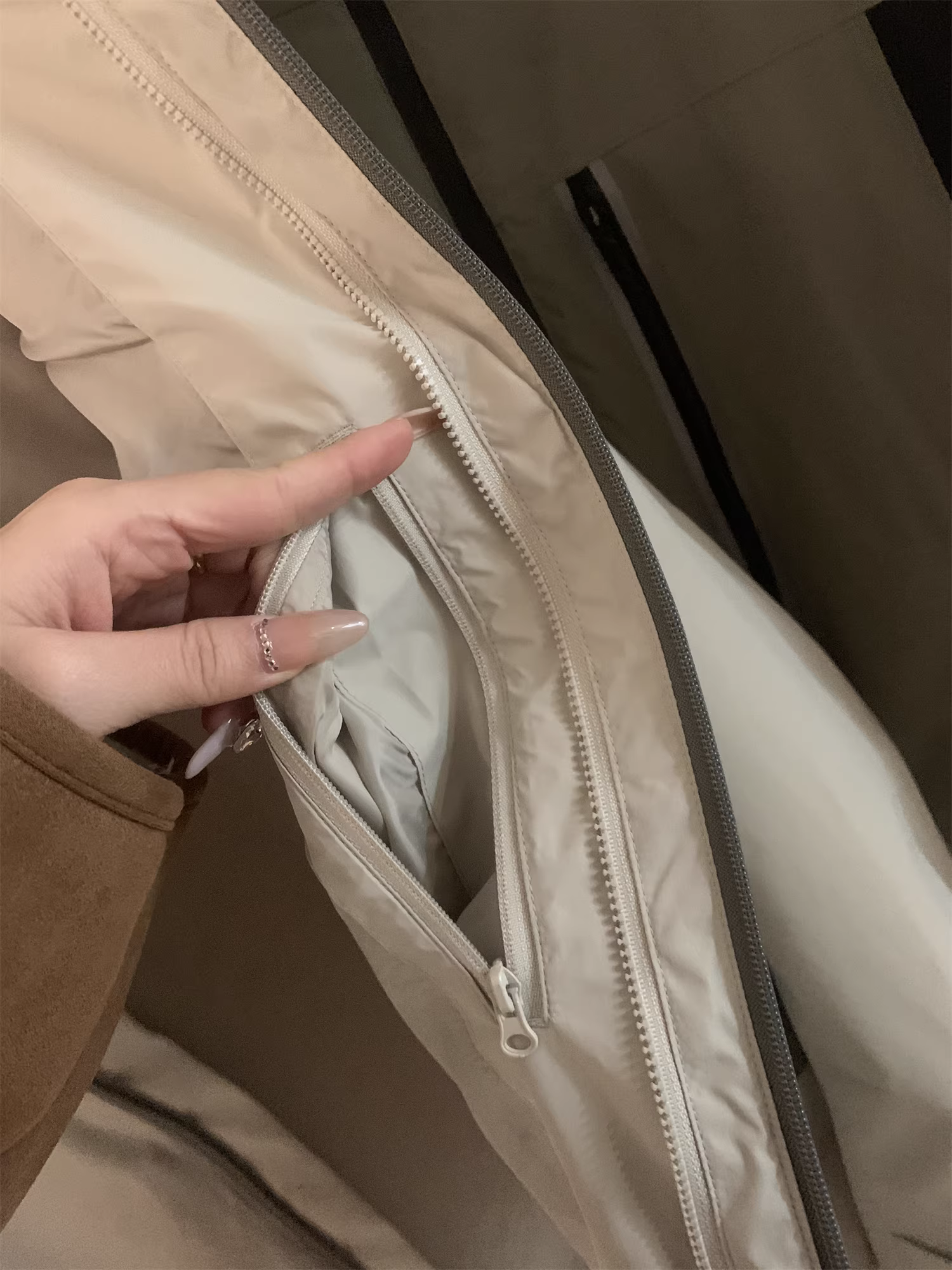 Don Quixote mặc một bộ trang phục và có thể mặc nó ba cách! Áo khoác ba trong một của Gao Duan với độ dày 90% lông ngỗng, mềm mại, chống lạnh, ấm áp dành cho nam giới.