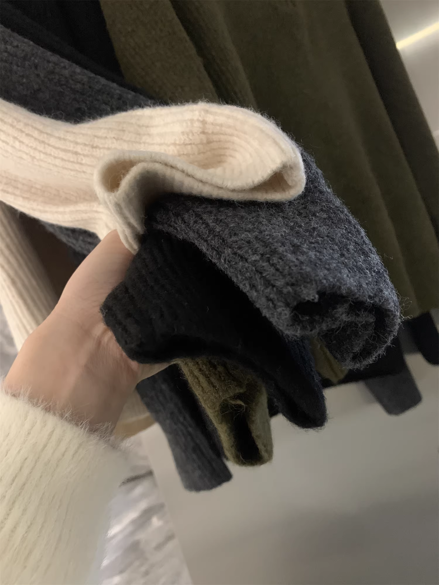 Don Quixote mềm mại và xốp! Áo len dệt kim giả cashmere! Xu hướng áo len dệt kim cổ đứng nửa khóa kéo unisex mùa thu đông.