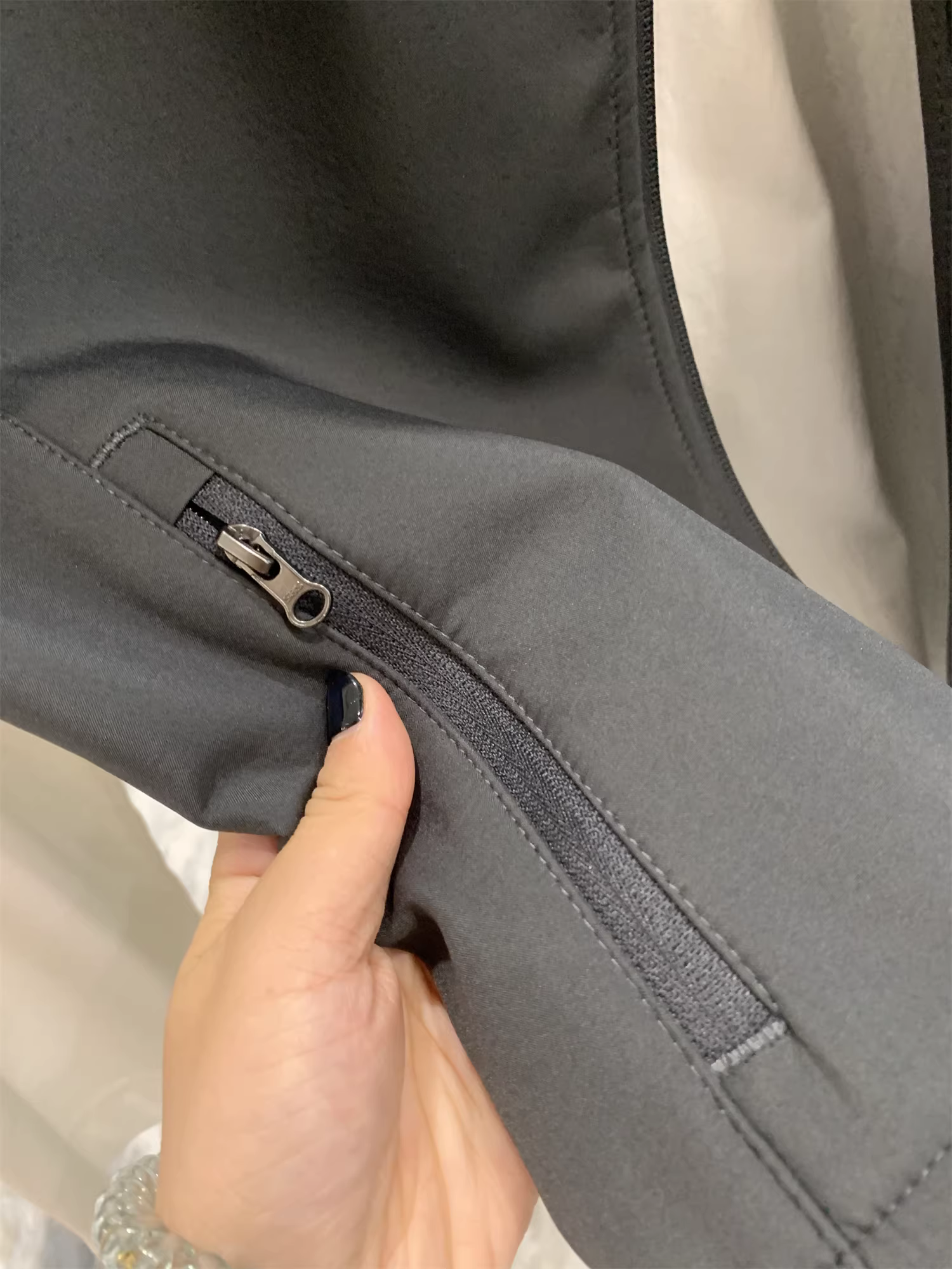 Don Quixote Zhongbang Outdoor! Chống gió và chống thấm nước! Áo ghi-lê nam mùa thu đông lót lông cừu ấm áp, phong cách thường ngày.