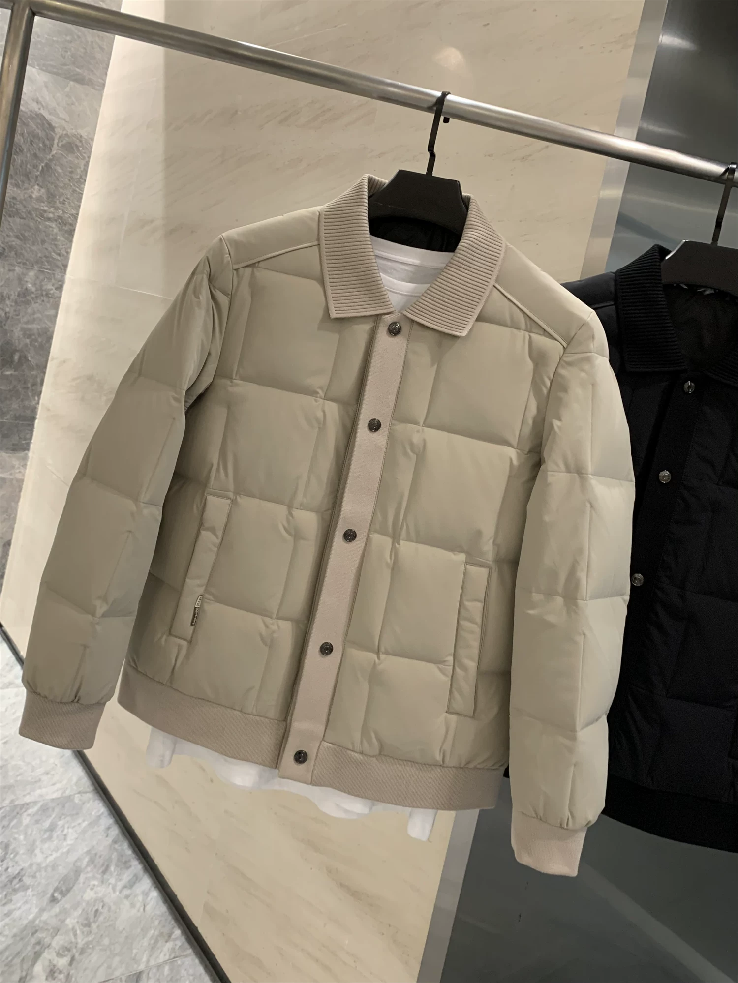 Áo khoác Don Quixote 90% lông vũ + bảo vệ ba lớp với các ngăn riêng biệt và đường may được dán! Áo khoác len nhẹ, kiểu dáng thường ngày, có cổ, thích hợp cho mùa thu và mùa đông.