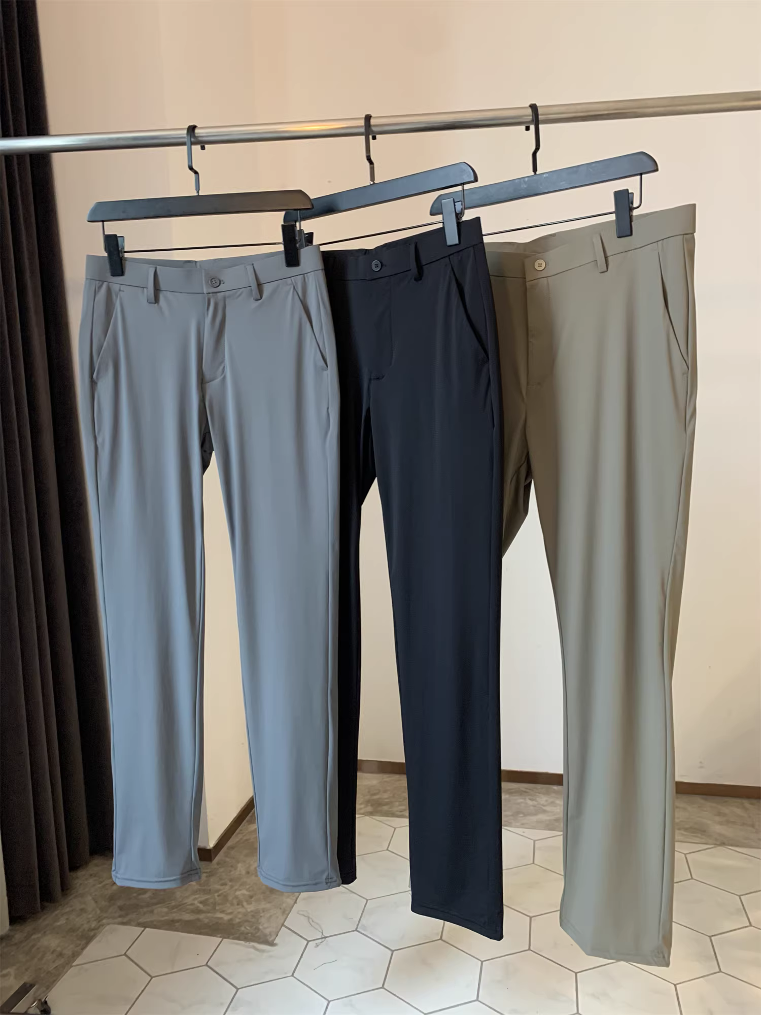 Don Quixote cảm thấy cực kỳ thoải mái! Thoải mái ở vùng eo! Quần âu nam mùa hè chất liệu lụa đá co giãn, kiểu dáng thẳng, thời trang.