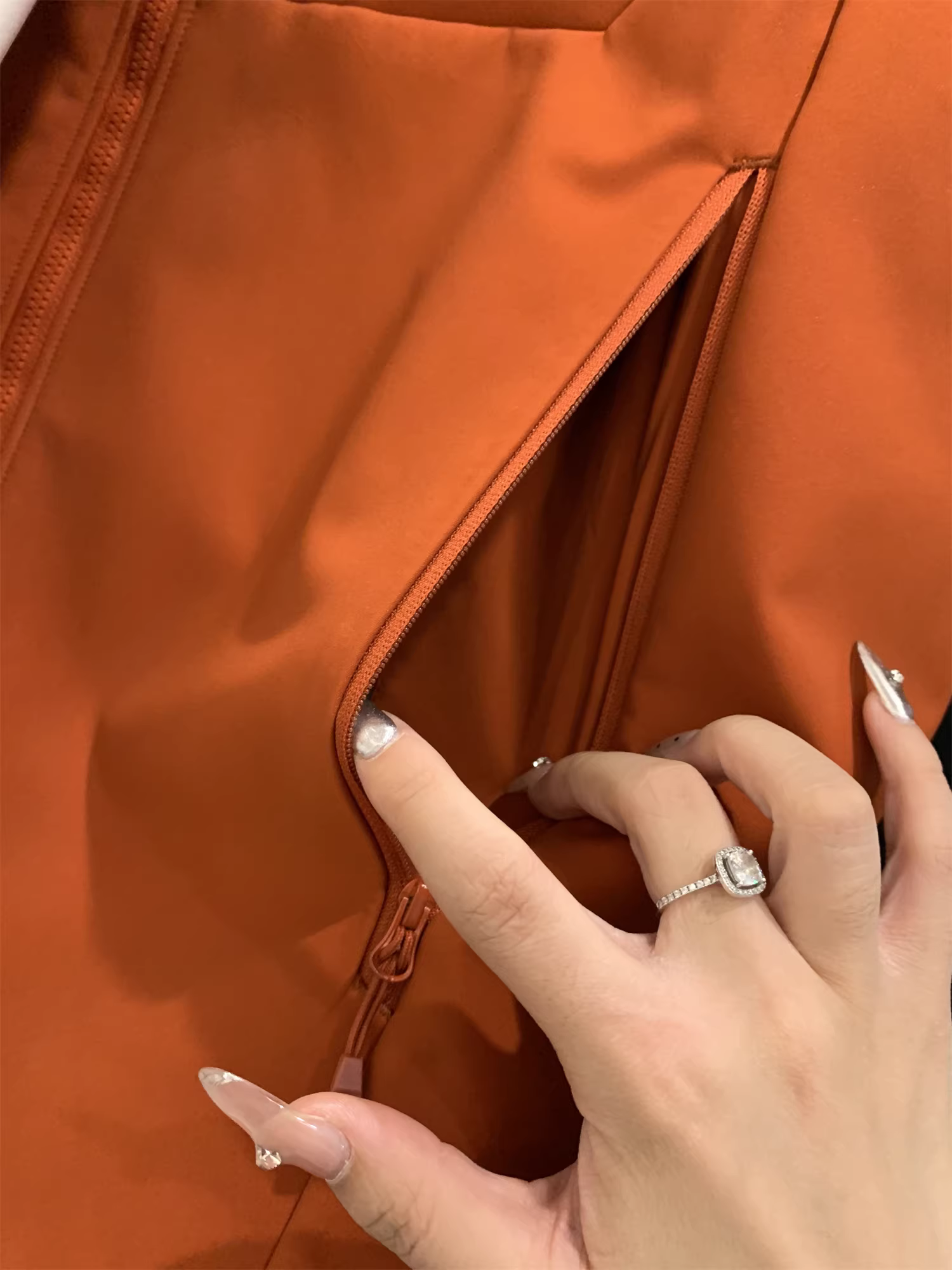 Don Quixote may vá các đường may bằng băng chống thấm nước! Lớp lót lông cừu ấm áp! Áo khoác vest cổ đứng ấm áp và thoáng khí hợp thời trang