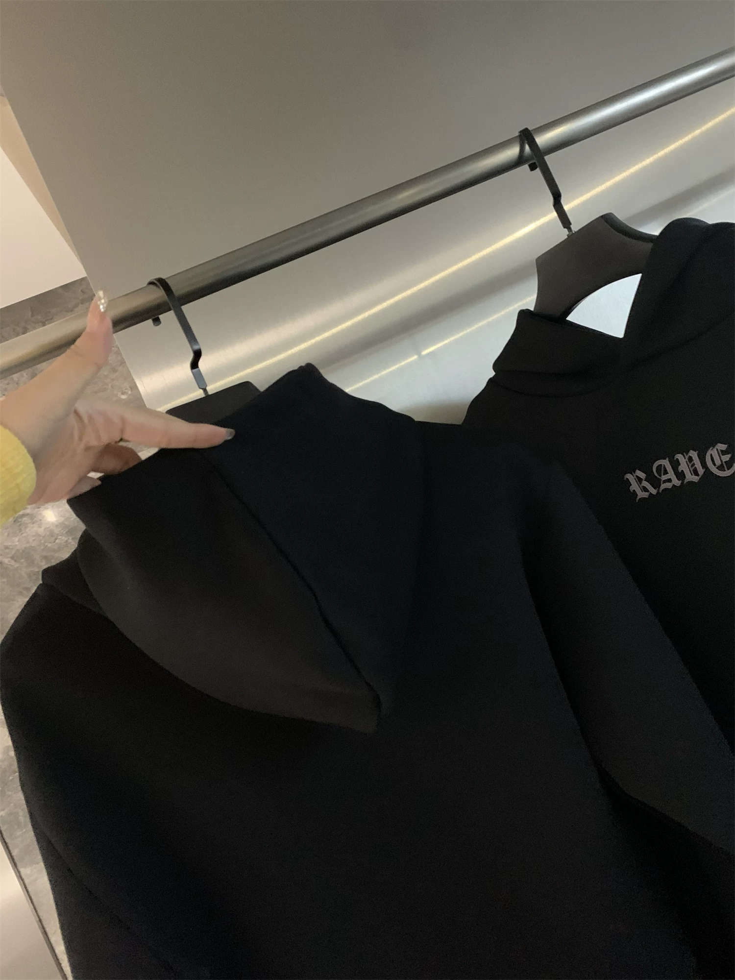 Don Quixote cá nhân cũng khuyên dùng! Áo nỉ nam có mũ trùm đầu, lót lông cừu, dày dặn, ấm áp, màu đen, thích hợp cho mùa thu đông.