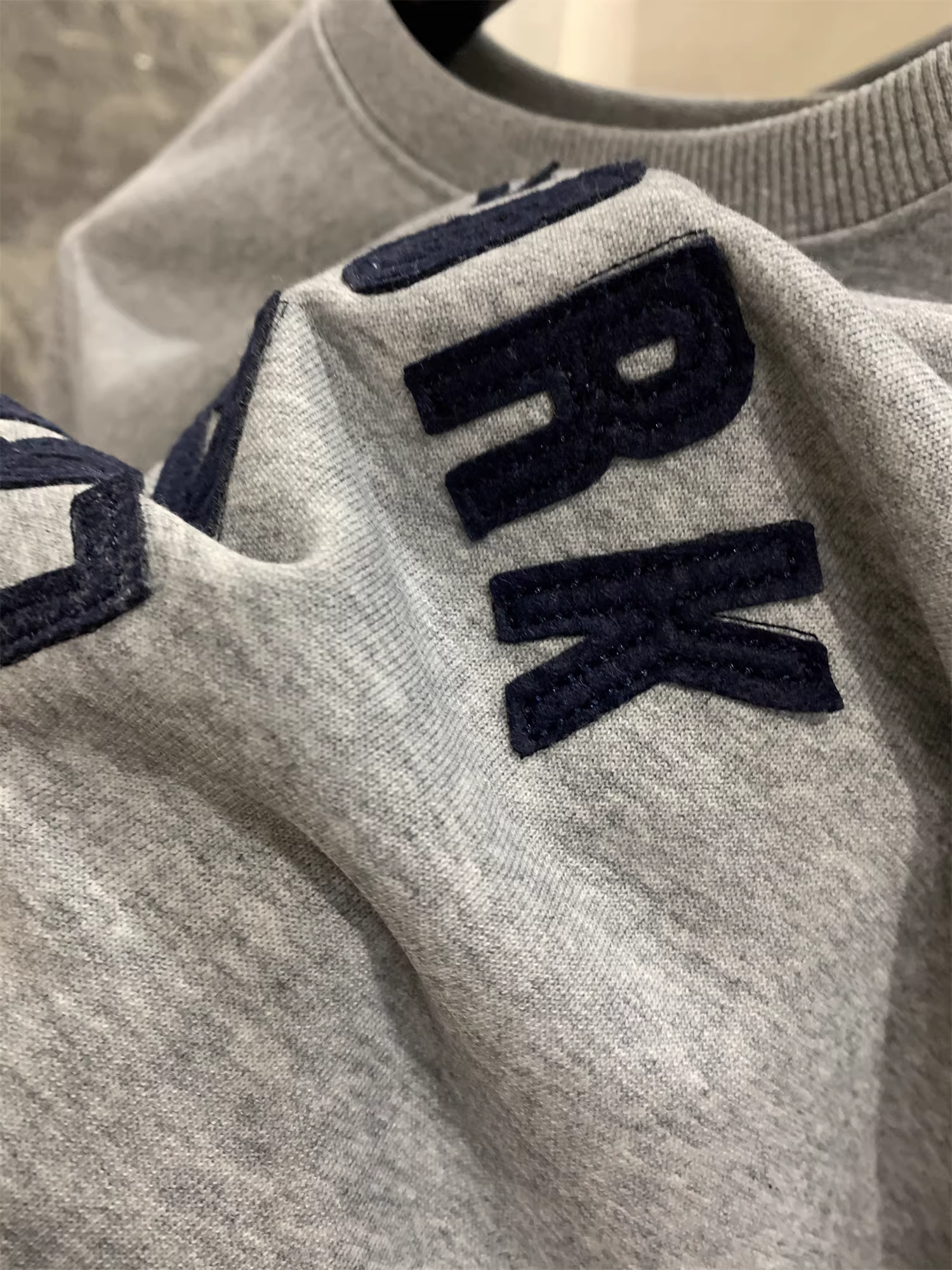 Áo thun Don Quixote ODM! Chất liệu cotton chải kỹ! Áo sweatshirt cổ tròn tay dài phối họa tiết thêu, phong cách năng động và đa năng, hợp thời trang.