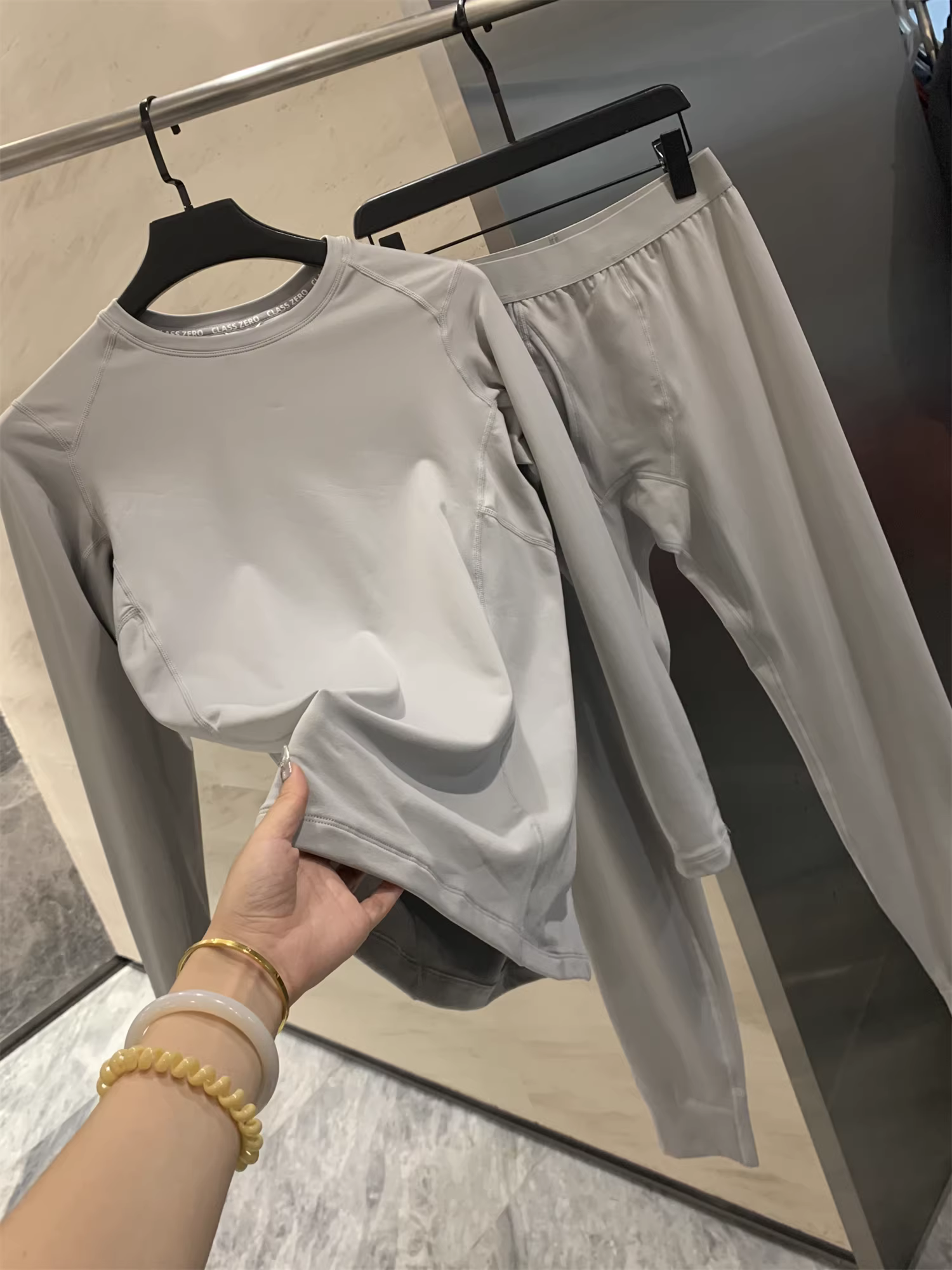 Don Quixote, là làn gió ấm áp đầu thu đầu tiên! Bộ áo thun cổ tròn màu trơn đa năng + quần ống lửng dành cho nam