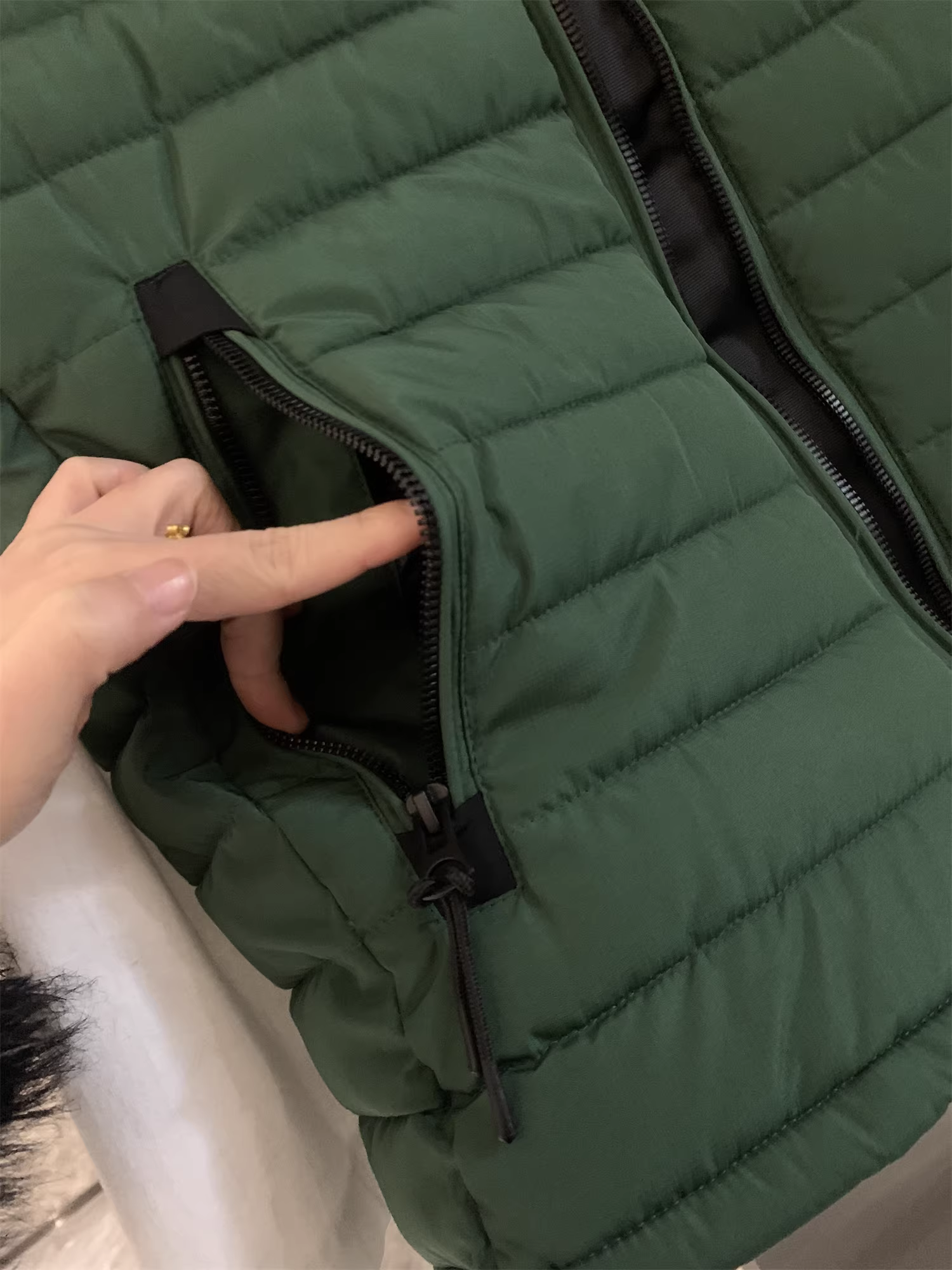 Don Quixote đã nhập khẩu chất liệu vải kẻ caro! Áo khoác vest cotton có mũ trùm đầu nhẹ và ấm áp cho nam giới, thích hợp cho mùa thu và mùa đông.