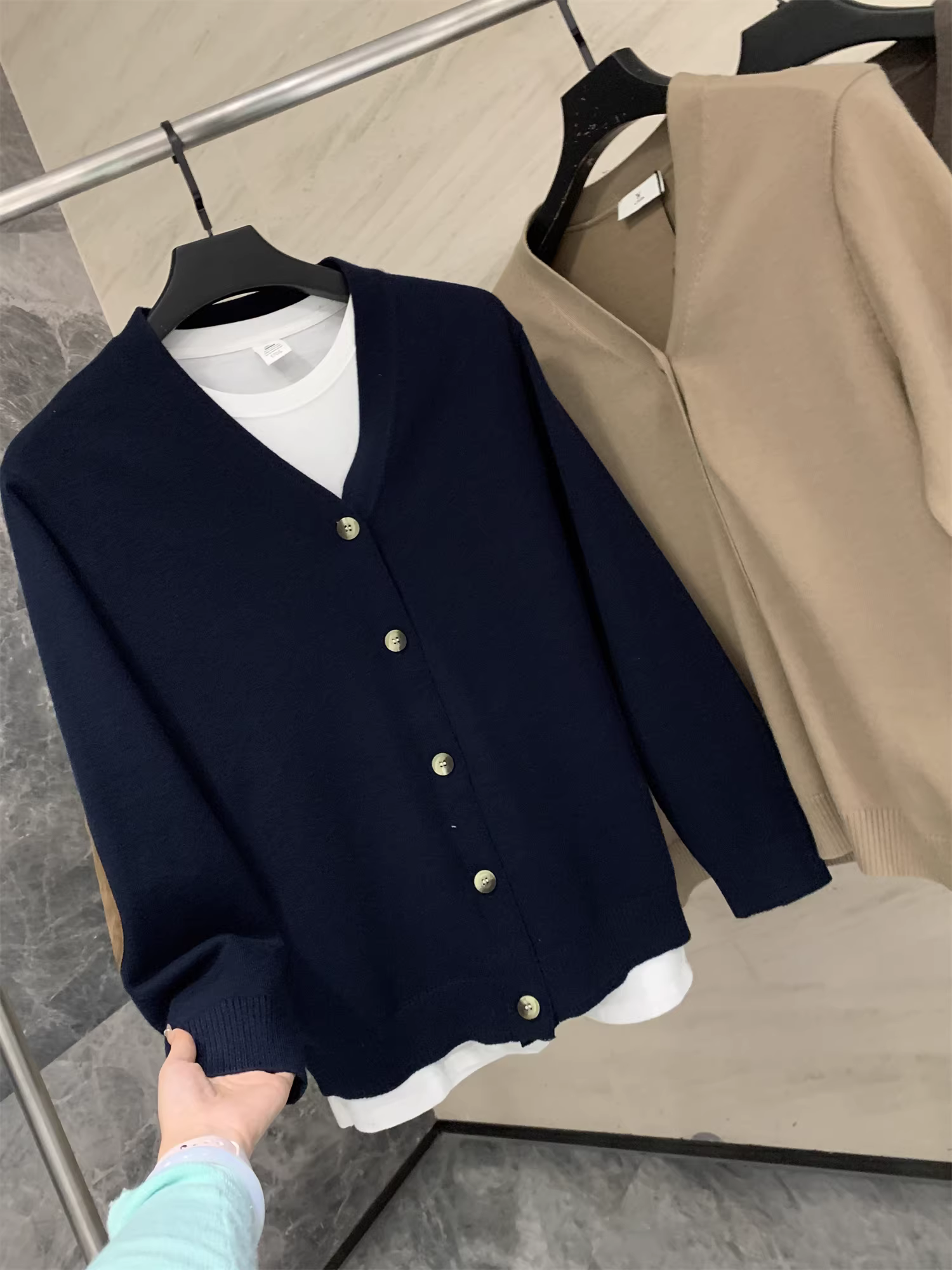 Don Quixote, quý ông thanh lịch! Áo len dệt kim cổ chữ V chất liệu acrylic chống xù, dành cho nam, mùa thu đông.