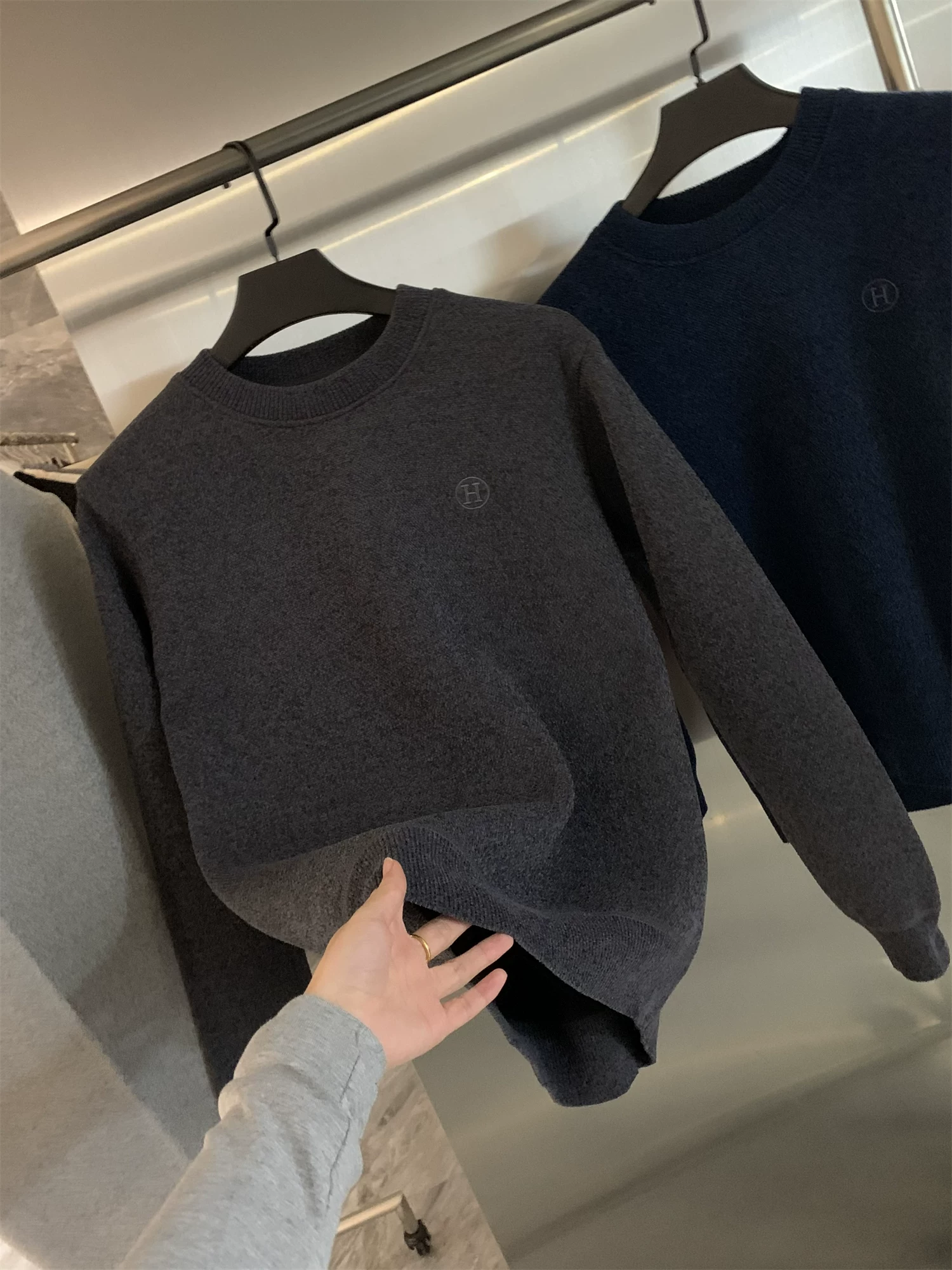 Don Quixote đã may áo len lông cừu dày dặn! Áo len dệt kim thẳng cổ tròn mềm mại và thân thiện với da dành cho nam mùa thu đông