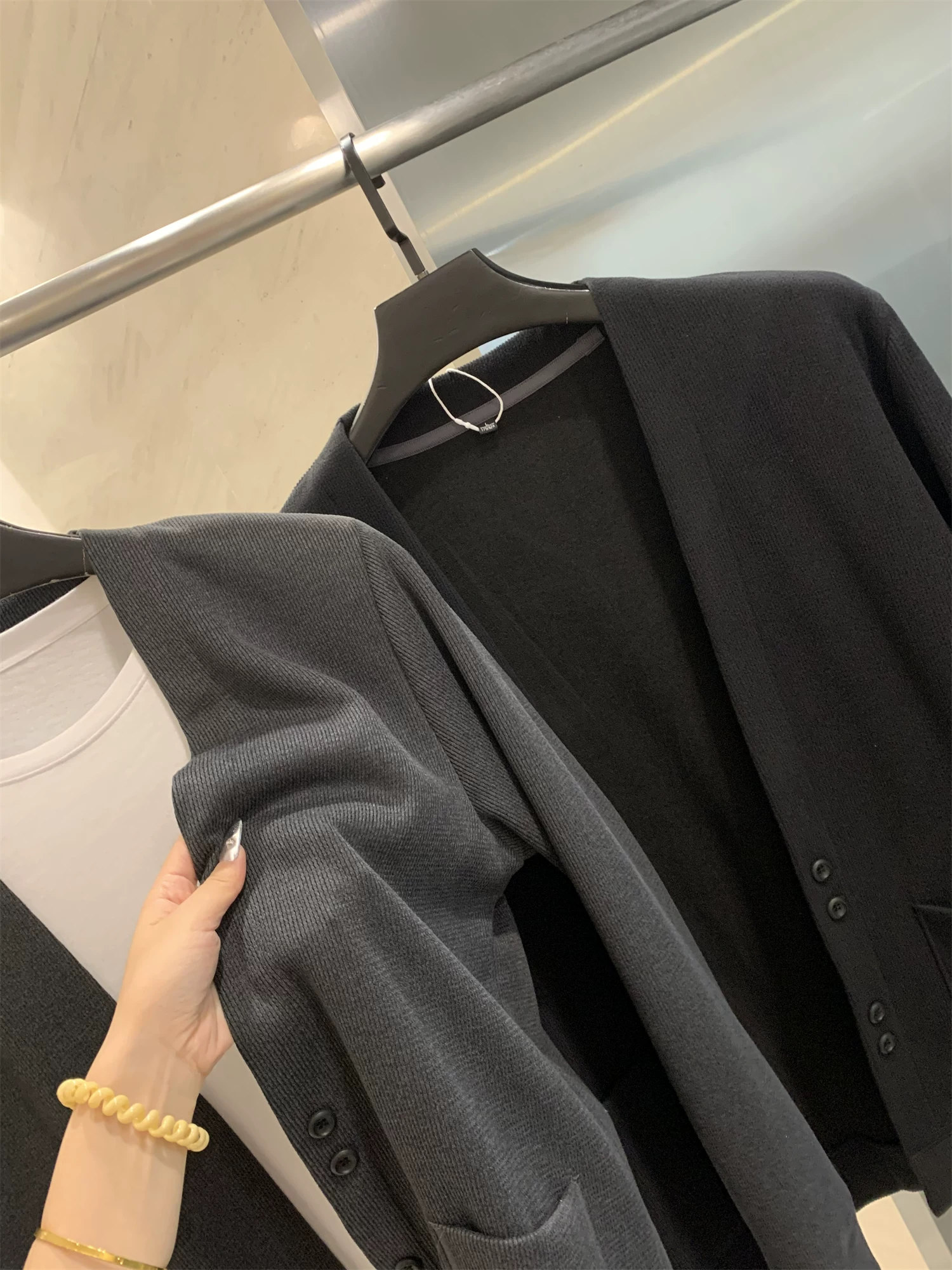 Đơn đặt hàng của công ty Don Quixote ODM! Len cừu pha trộn! Áo cardigan dệt kim đa năng cổ chữ V dệt kim ba chiều.