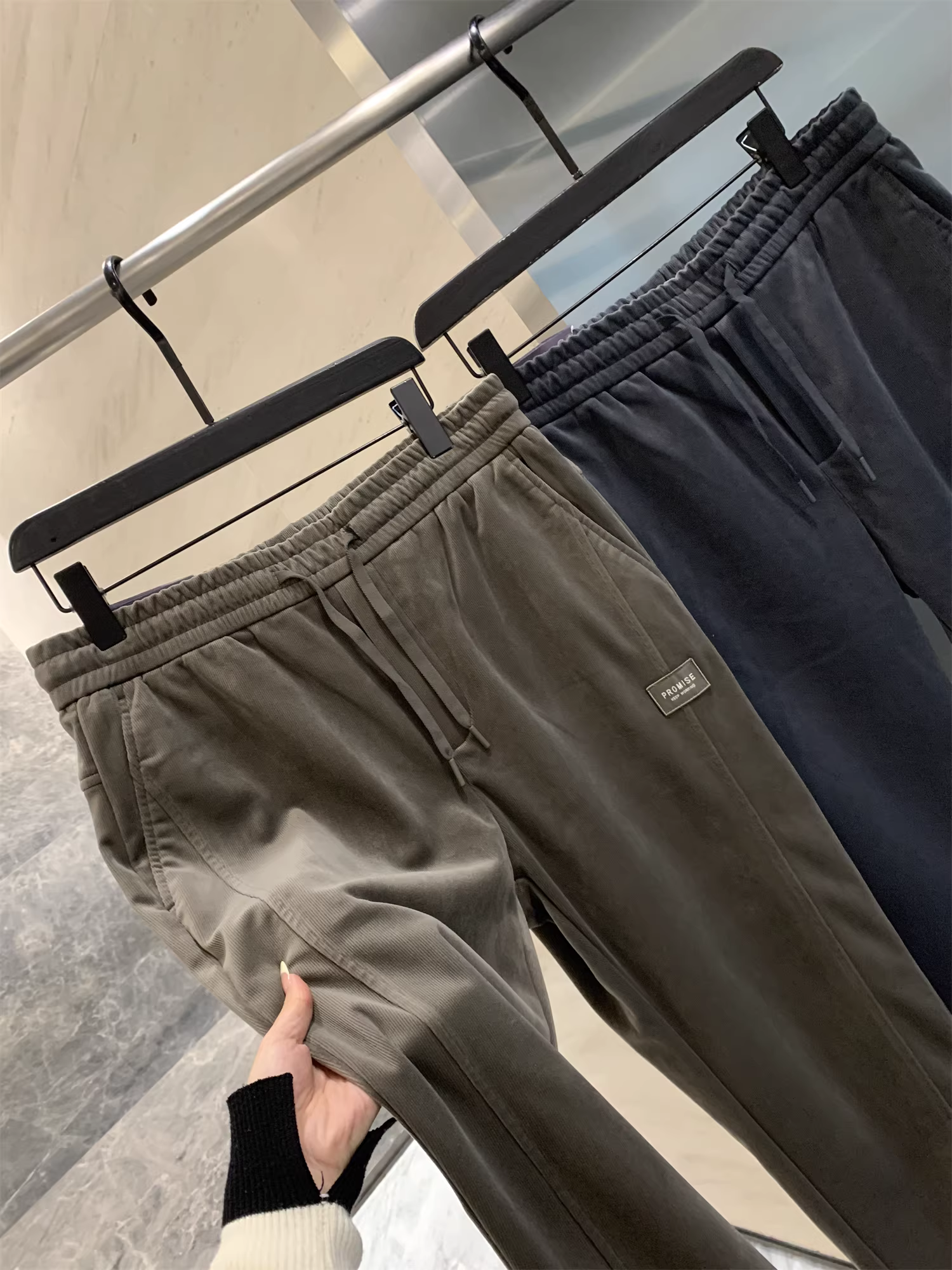 Don Quixote H Lợi ích! Kết cấu vải gân! Quần thể thao và quần dài có dây rút mềm mại và tinh tế dành cho nam giới trong mùa thu và mùa đông.