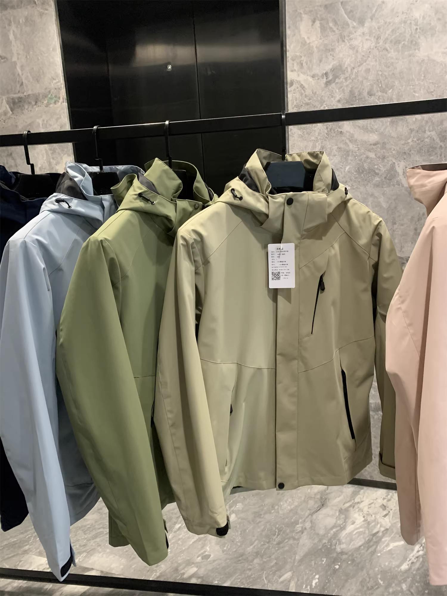 Don Quixote Z mạnh mẽ ba trong một! Bộ áo khoác hai mảnh có mũ trùm đầu ngoài trời chống gió và chống nước mùa thu đông dành cho nam và nữ, hợp thời trang.