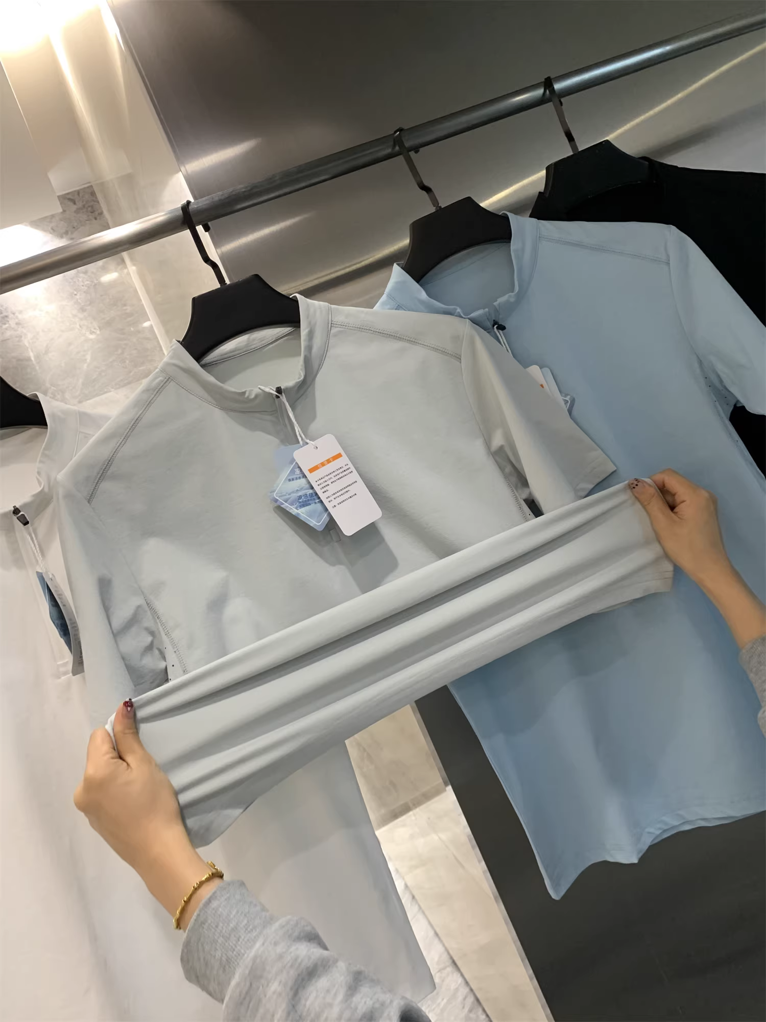 Áo thun Don Quixote ngoài trời nhẹ! Thiết kế may đo sáu mảnh! Áo thun ngắn tay nửa khóa kéo, chất liệu nhanh khô, thoáng khí, co giãn.