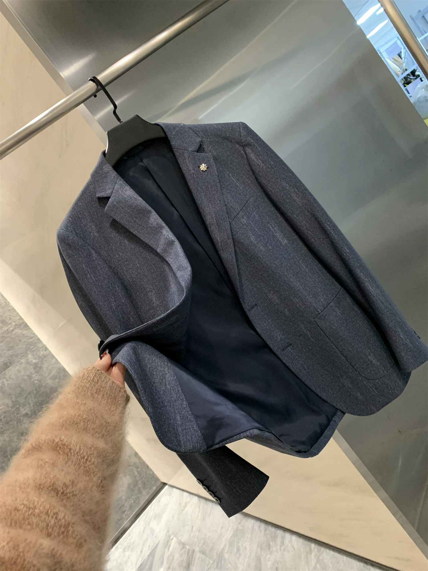 Dòng sản phẩm áo khoác nam Don Quixote's Velvet Elastic! Áo blazer công sở lịch lãm, họa tiết tối màu, kiểu dáng cấu trúc, dành cho nam giới.