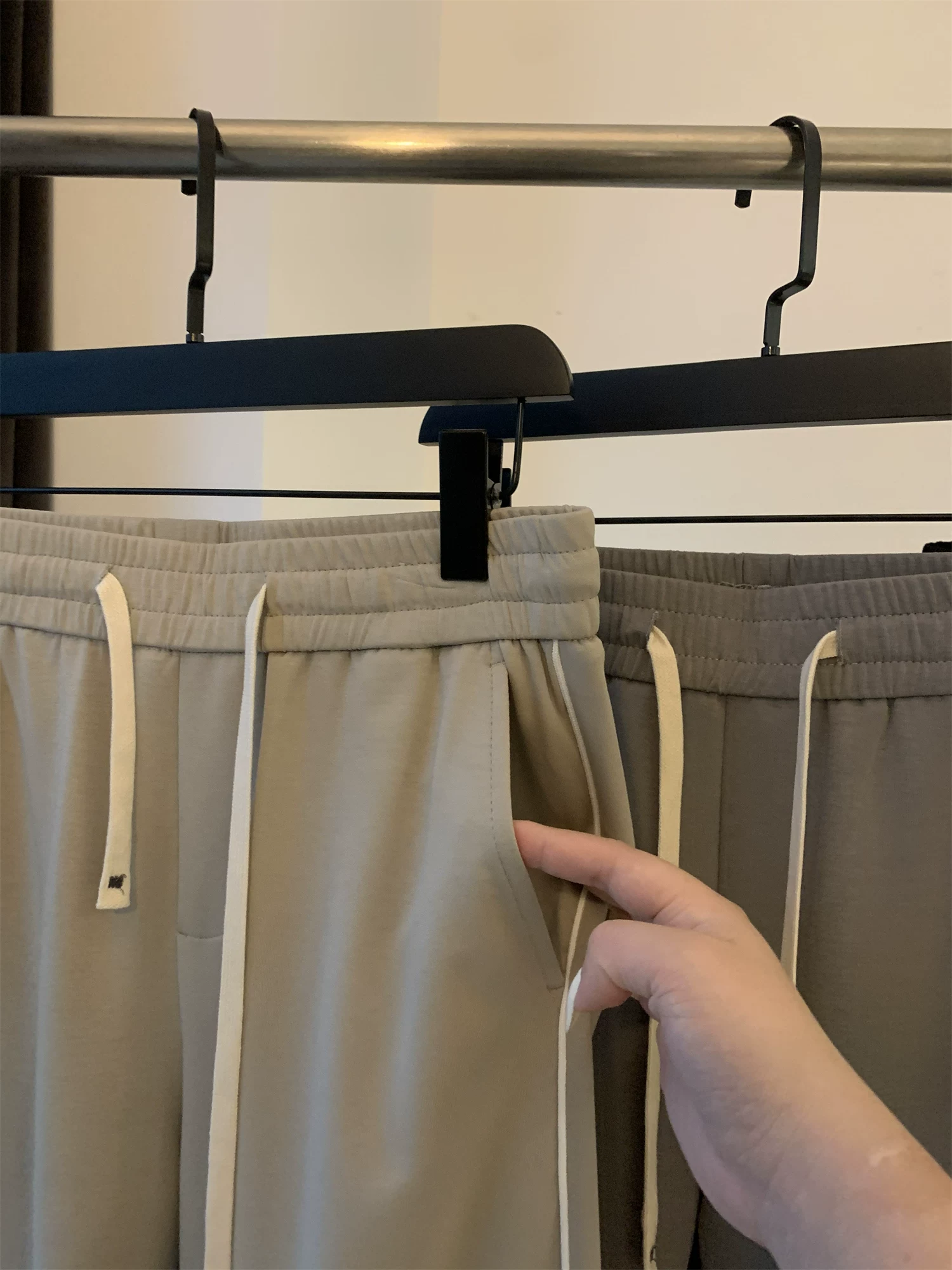 Đơn đặt hàng của công ty Don Quixote ODM! Quần thể thao nam chất liệu thoáng mát, mềm mại, màu trơn, đa năng, lưng thun co giãn.