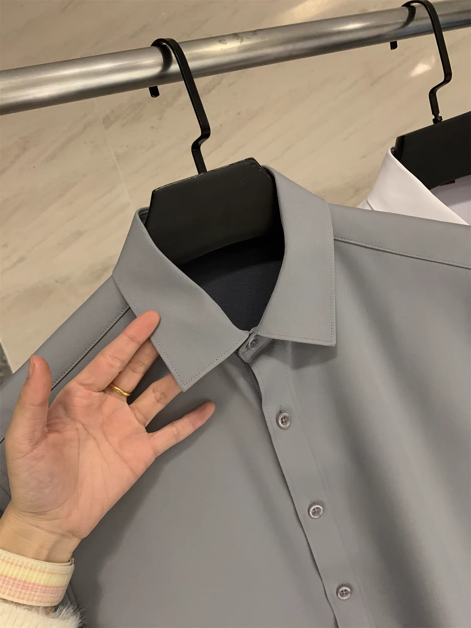 Don Quixote, chất lượng hàng đầu! Lót lông cừu và dày dặn! Áo sơ mi nam tay dài cổ trụ màu trơn đa năng, ấm áp mùa thu đông.