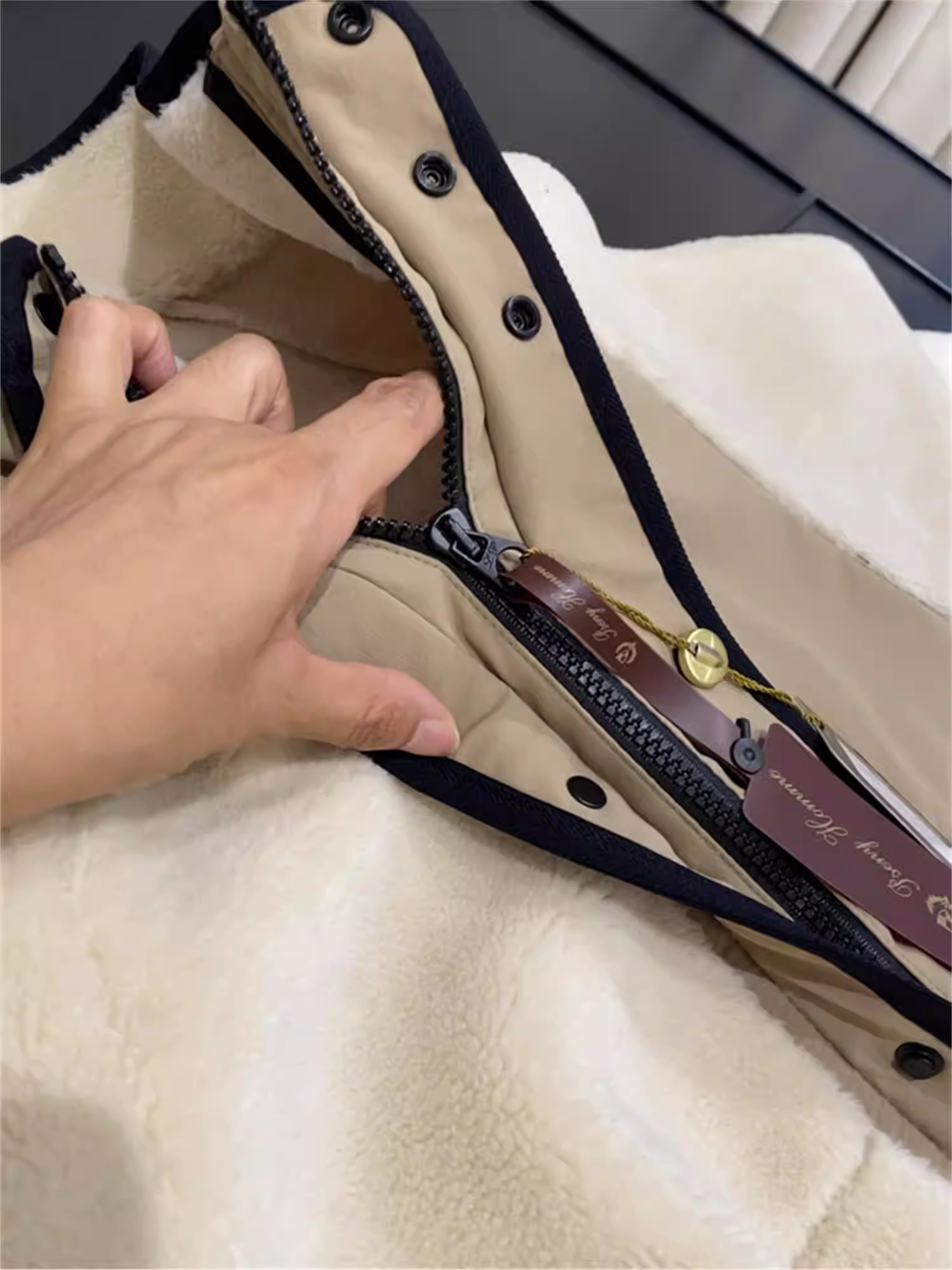 Don Quixote Dòng sản phẩm cao cấp! Phong cách tiền cổ điển! Áo khoác cổ đứng len giả lông cừu ấm áp mùa đông dành cho cặp đôi