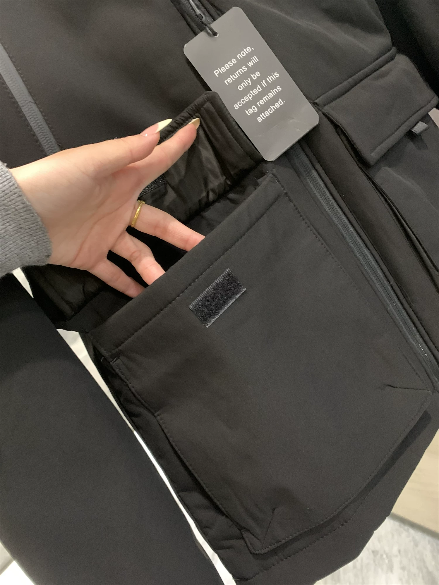 Áo khoác bông Don Quixote! Sản phẩm tuyệt vời! Áo khoác bông mùa đông dày dặn và ấm áp với túi lớn và mũ trùm đầu.