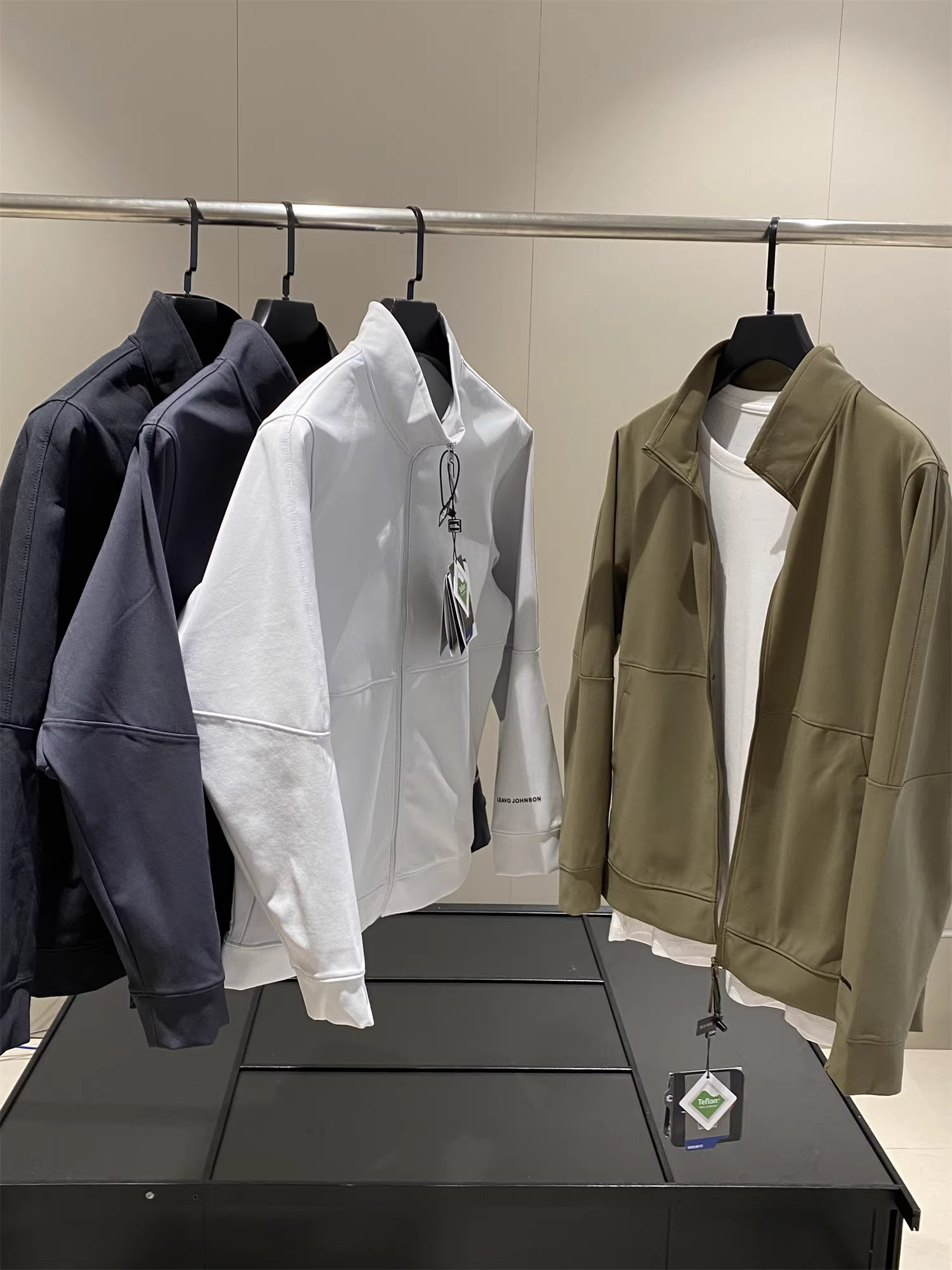 Sản phẩm hàng đầu của Don Quixote đã đến rồi! Áo khoác nam chất liệu thoáng khí, có họa tiết của Leavo Johnson, sản xuất tại Ý.