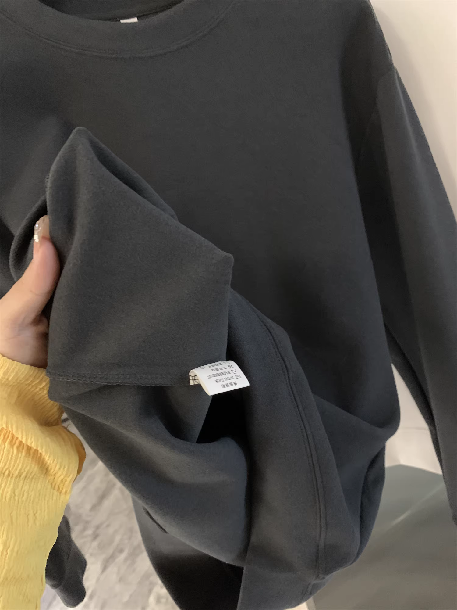 Phong cách nhà thiết kế Don Quixote HK! Áo len cổ tròn đa năng màu trơn bằng nhung chải màu trơn của Đức mùa thu đông.