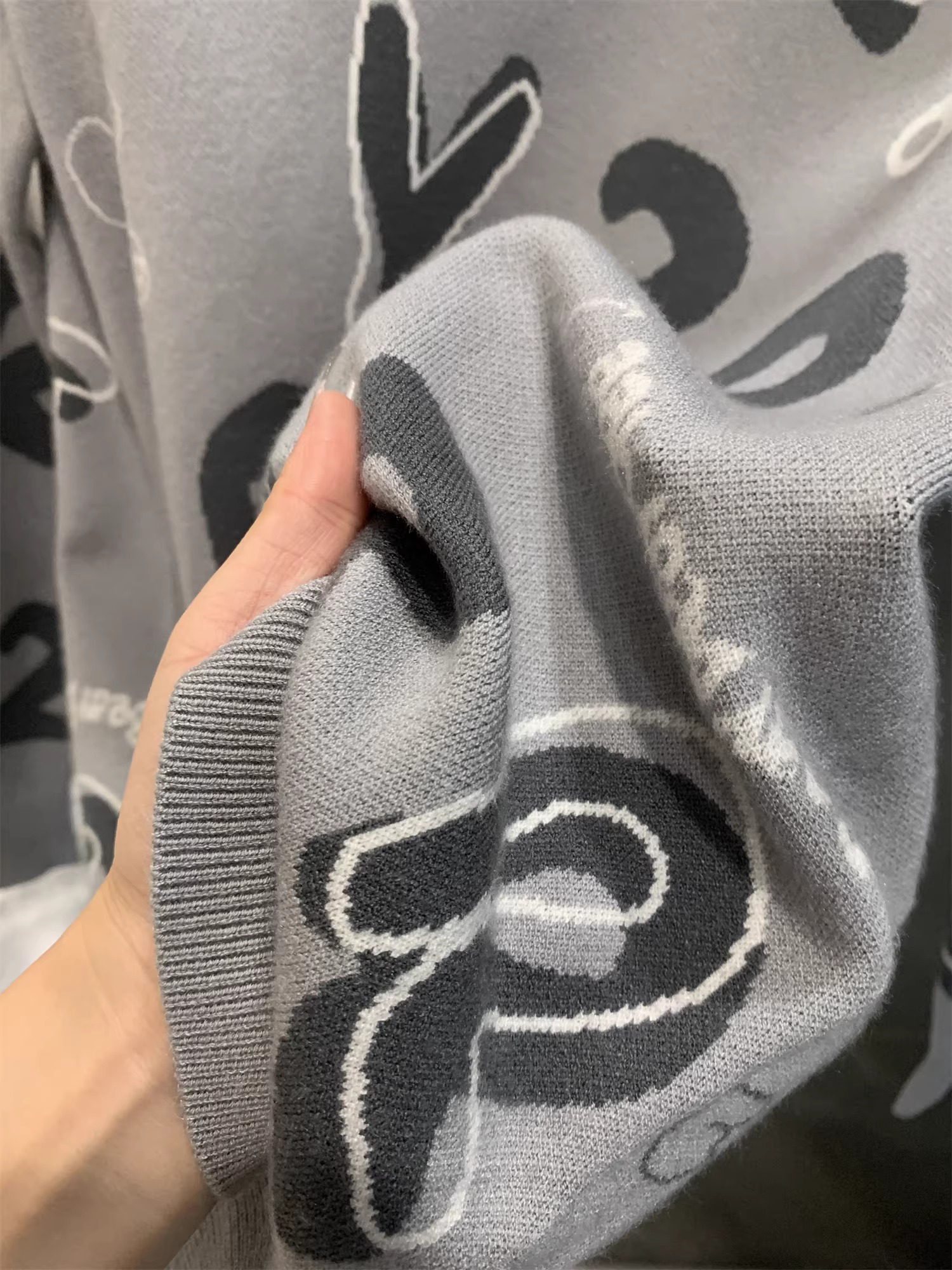 Don Quixote H một chiếc duy nhất! In đầy đủ! Áo len dệt kim dài tay cổ tròn thoải mái mùa thu đông mới dành cho nam giới.