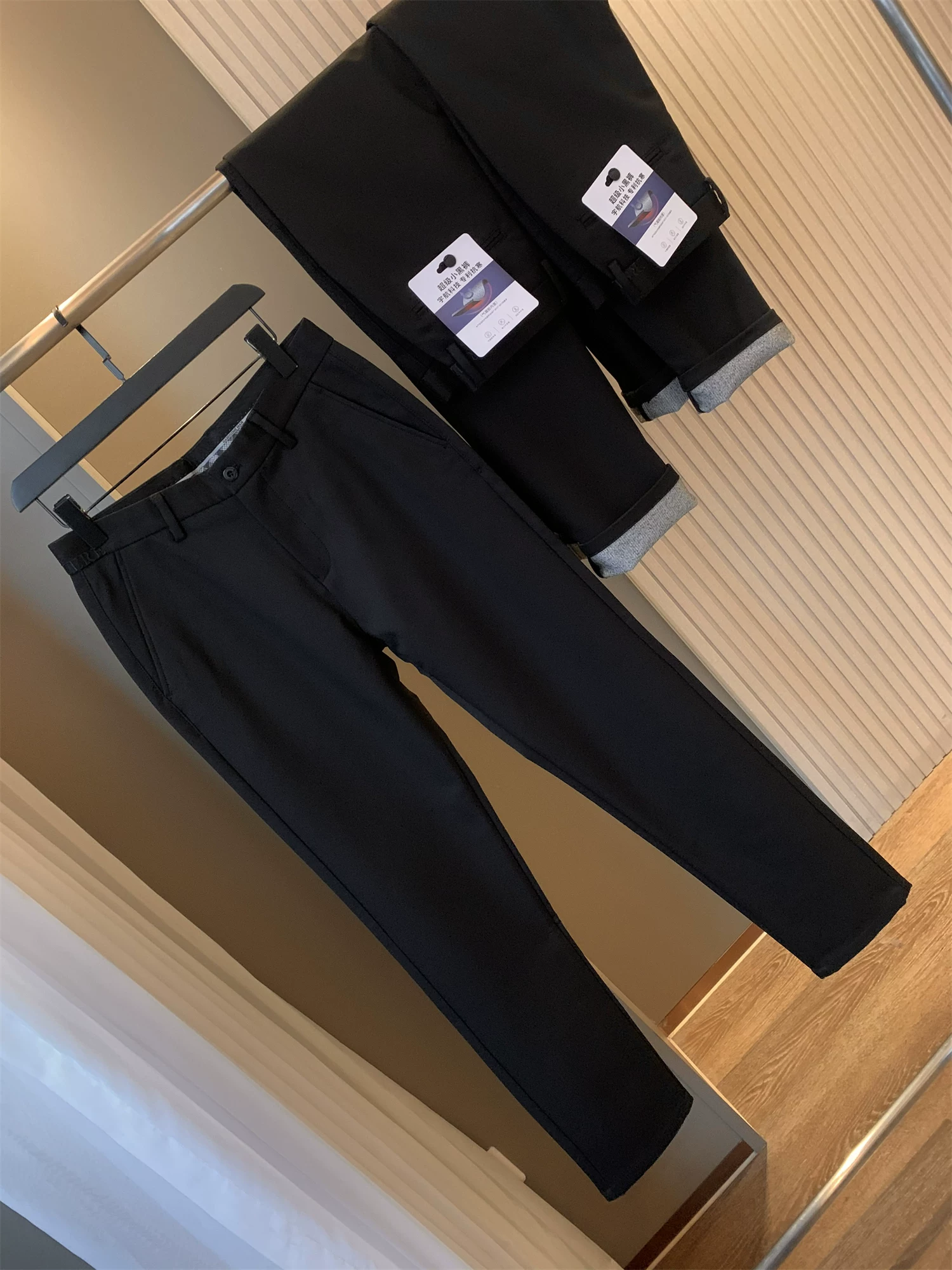 Cửa hàng hàng đầu của Don Quixote! Quần cực ngầu! Công nghệ chống lạnh Airgel! Quần đen co giãn, phong cách công sở thường ngày cho nam, mùa thu đông.