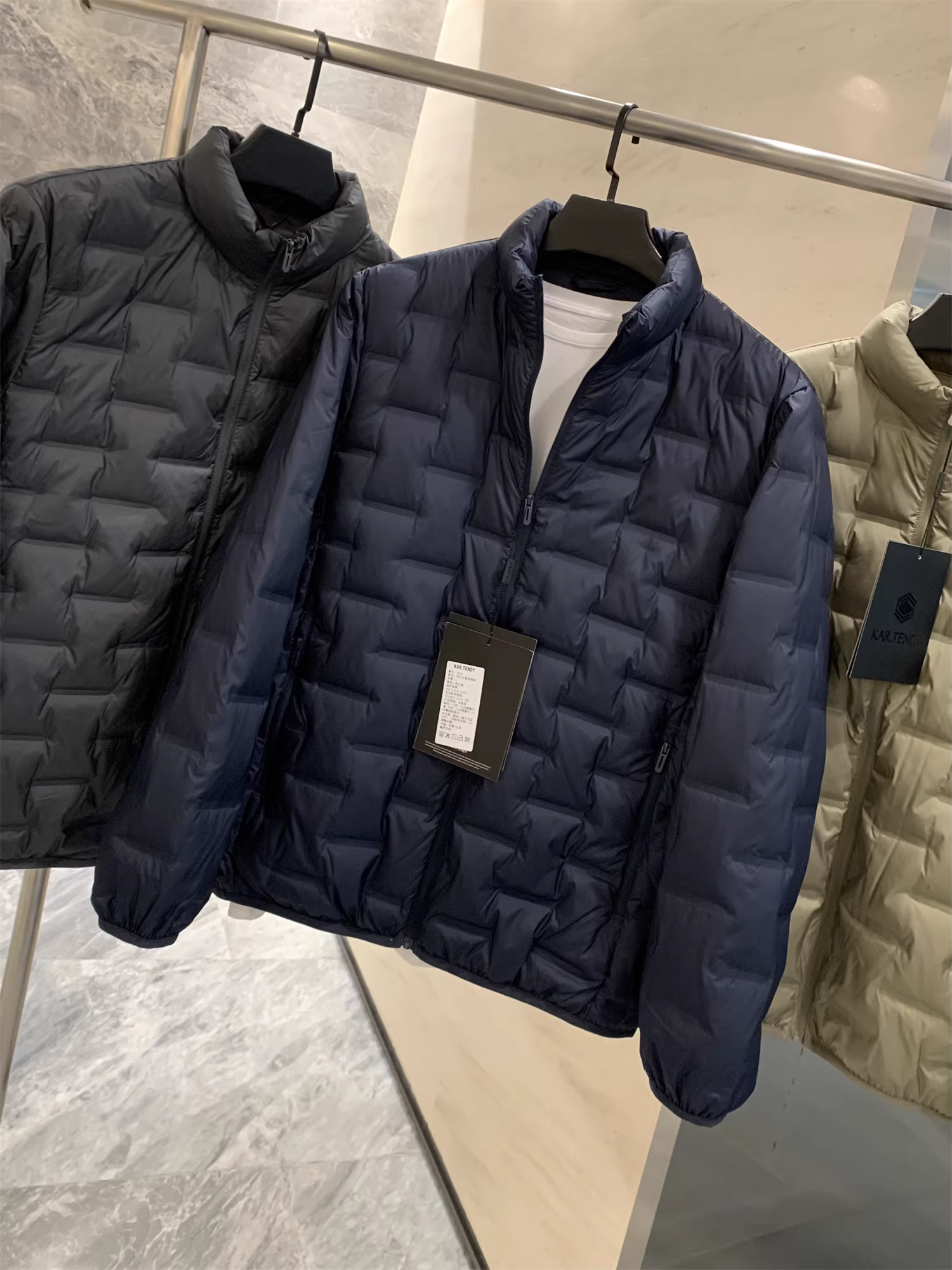 Don Quixote Bắc Mỹ Ngoài trời! Đường may hoàn toàn liền mạch! Áo khoác phao nam cổ đứng nhẹ và ấm áp mùa đông.