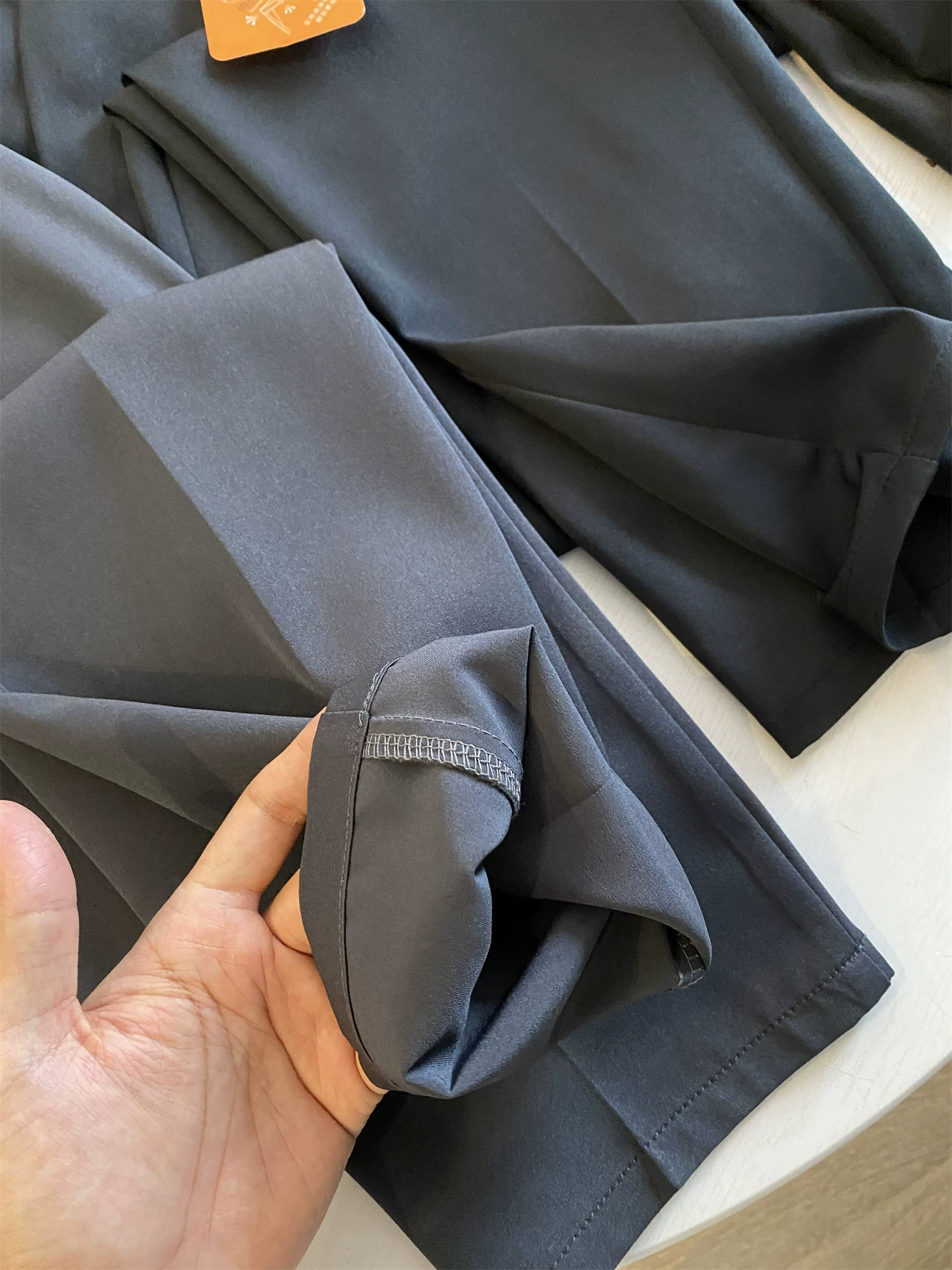 Don Quixote là một món đồ không thể thiếu! Thật thoải mái! Quần âu nam dáng thẳng chất liệu mềm mại, thích hợp cho mùa xuân và mùa hè.