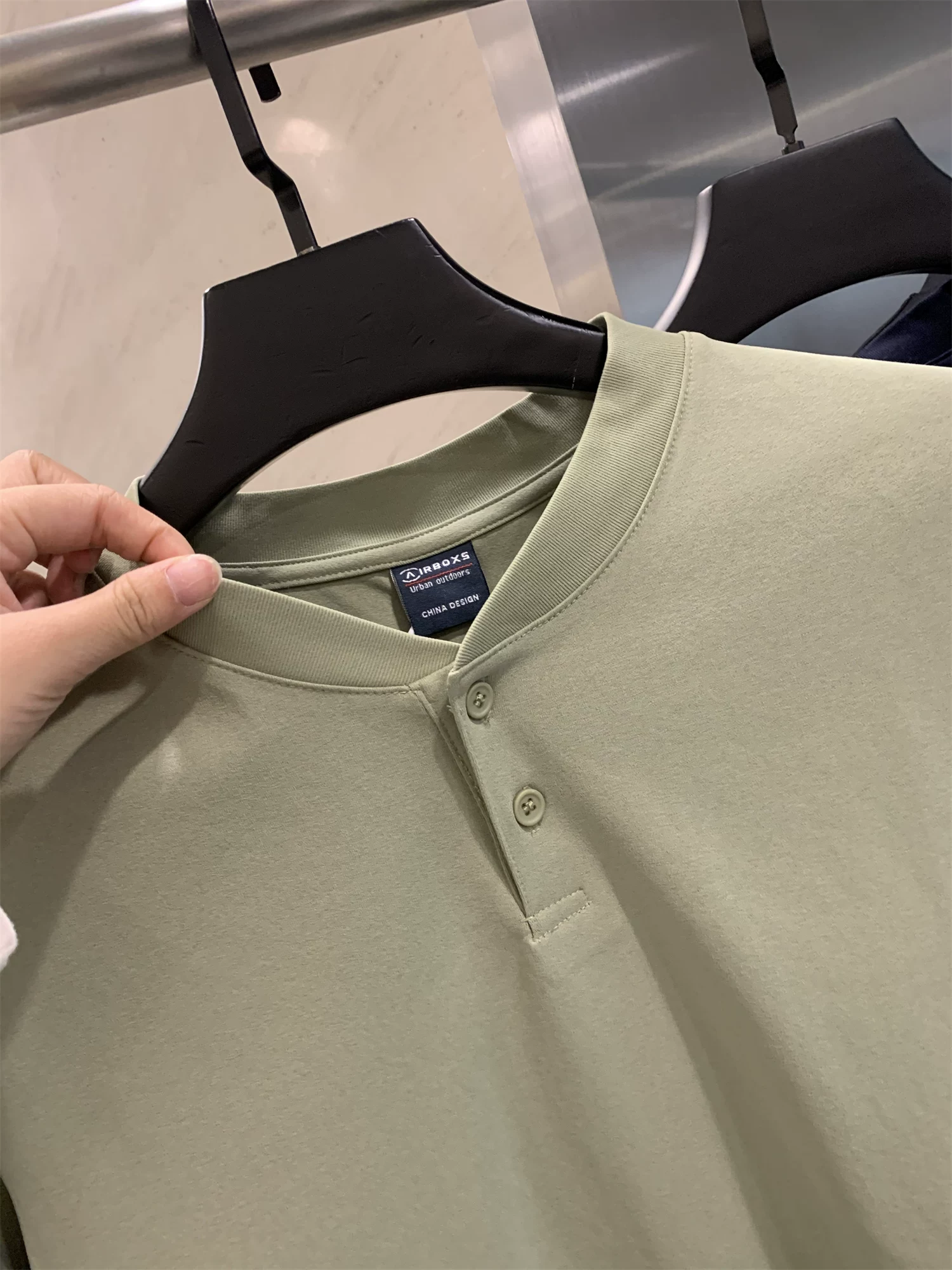 Don Quixote rất đẹp trai và sành điệu! Áo thun dài tay cổ Henry co giãn chống nhăn dành cho nam mùa thu đông Áo thun dài tay cổ Henry thời trang.