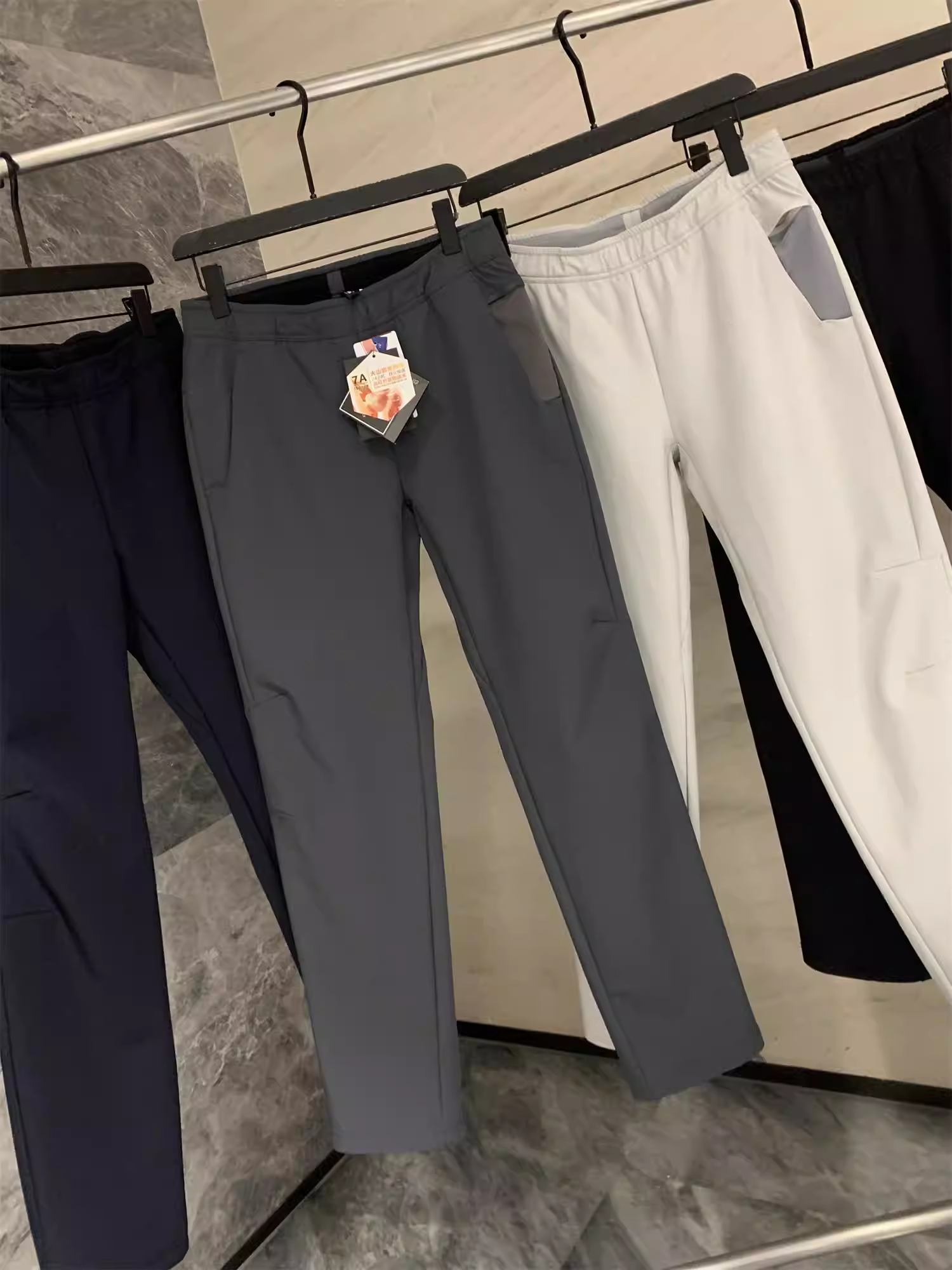 Don Quixote Urban Outdoor Series! Nhiệt tức thì trong ba giây! Quần dài nam lót lông cừu ấm áp, phong cách thường ngày, thích hợp cho mùa thu đông, quần dài hợp thời trang.