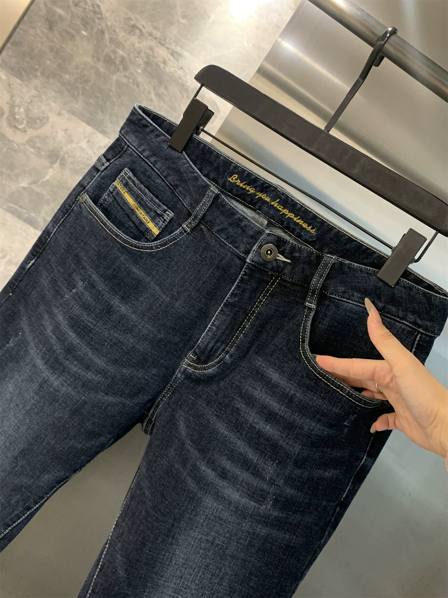 Quần jean Don Quixote Denim có lợi thế gì! Quần jean nam chất liệu vải dệt tùy chỉnh, giặt mài bền chắc, kiểu dáng thẳng, phong cách thường ngày.