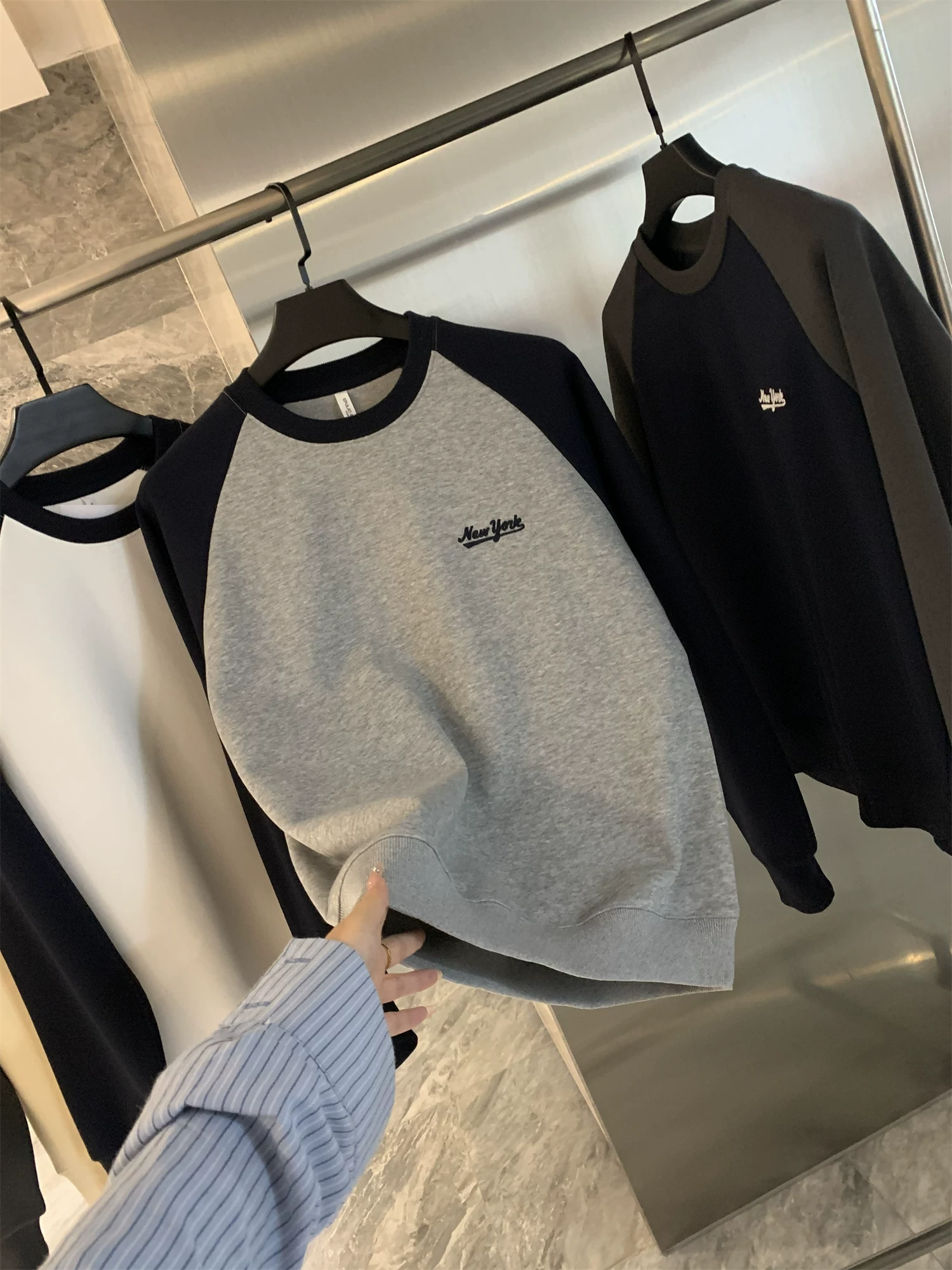 Dòng thiết kế Don Quixote! Áo len chui đầu cổ tròn tay raglan phối màu theo phong cách Mỹ dành cho nam.