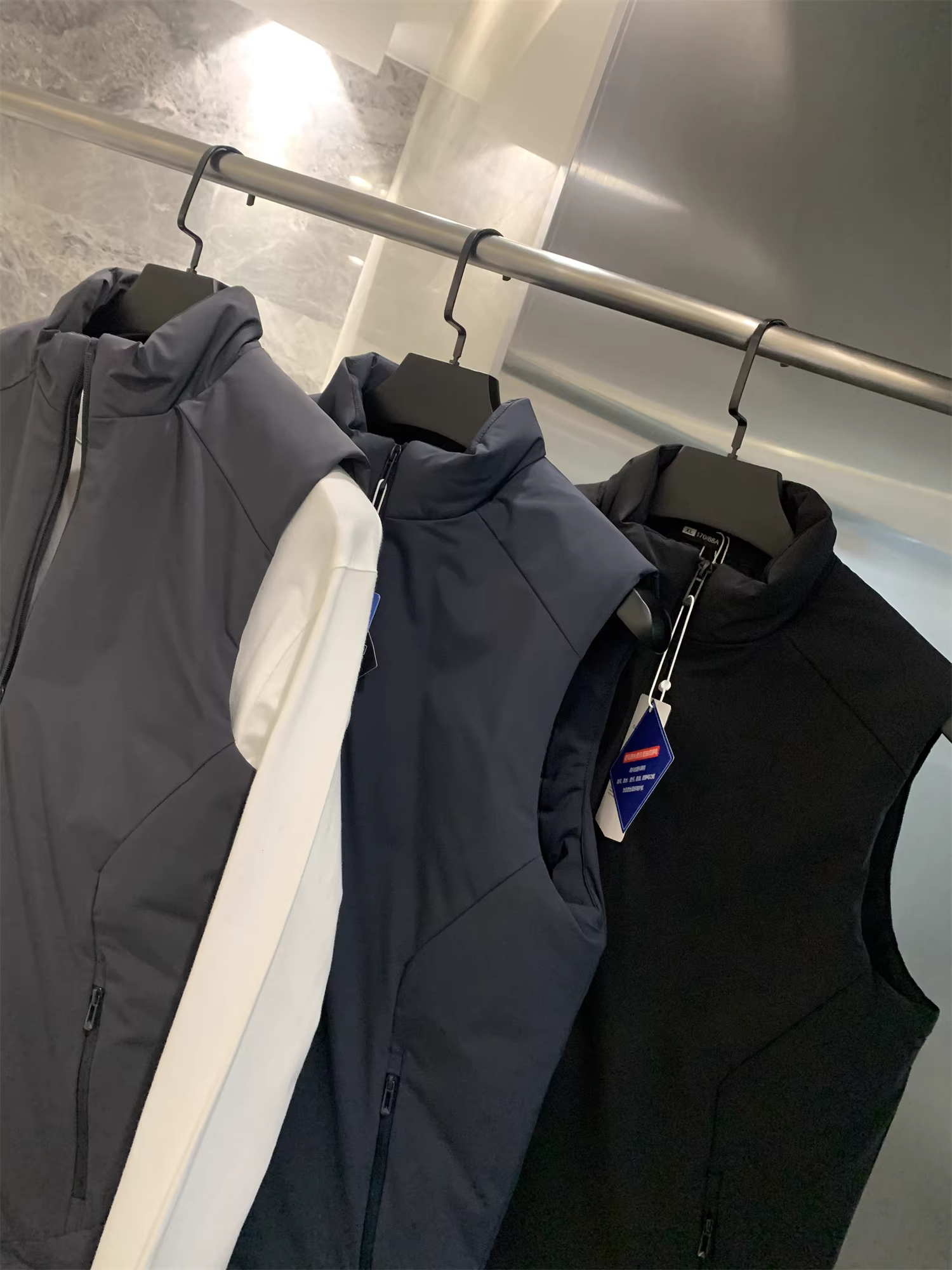 Áo khoác vest nam cổ đứng bằng cotton công nghệ giữ nhiệt Don Quixote! Nhẹ và ấm áp, thích hợp cho hoạt động ngoài trời vào mùa thu và mùa đông.