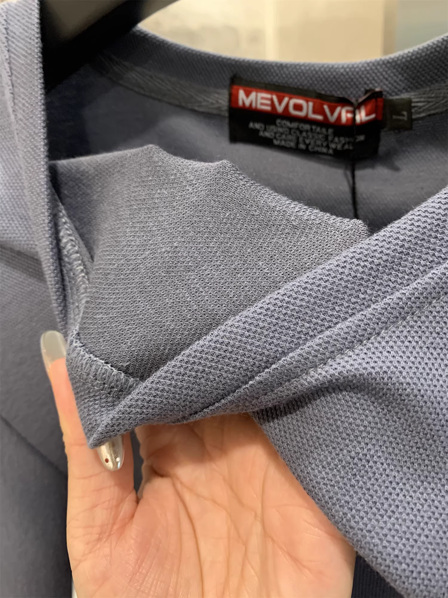 Don Quixote, một nhà sản xuất đồ thể thao hàng đầu Bắc Mỹ! Mát mẻ và thoáng khí với thiết kế chống thấm nước nhanh khô! Áo thun thể thao nam ngắn tay, kiểu dáng năng động.