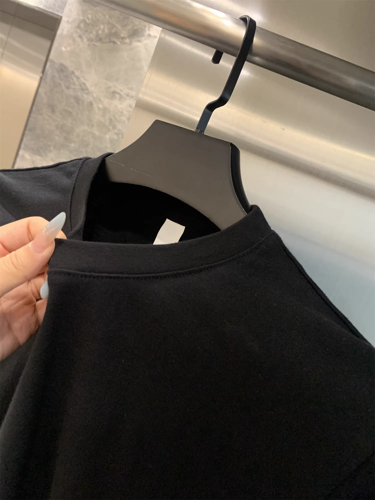 Ưu điểm của Don Quixote! Chất liệu cotton pha cao cấp được may đo riêng! Áo thun ngắn tay màu đen cổ điển, phong cách thường ngày mùa hè dành cho nam.