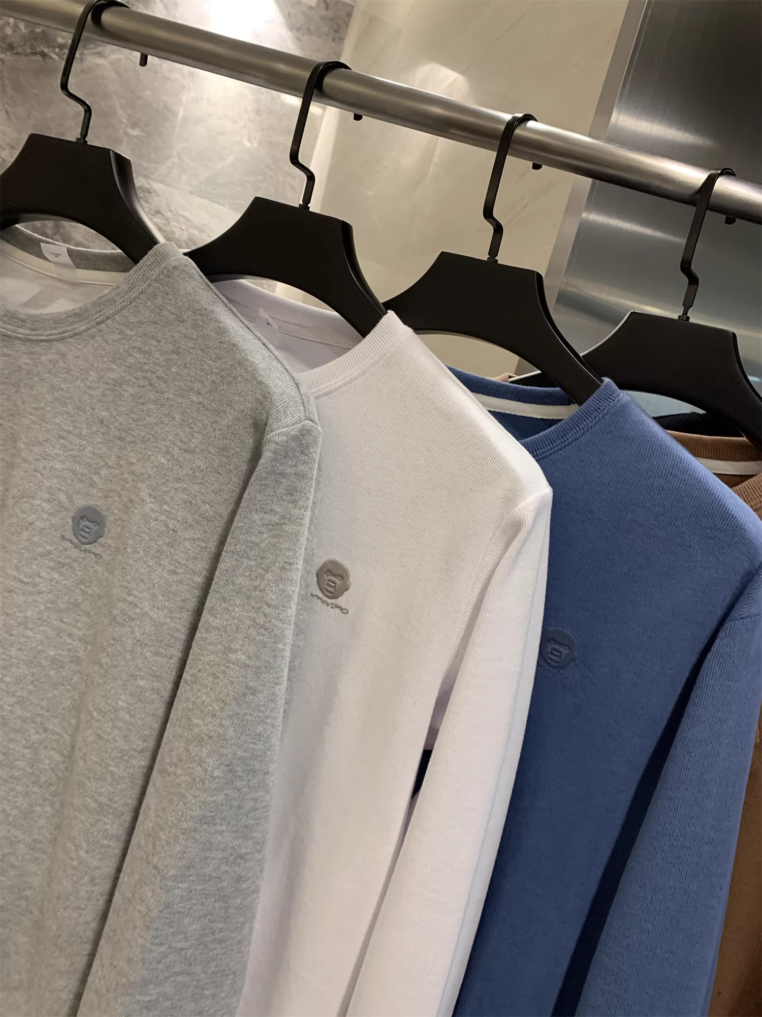 Ưu đãi đặc biệt Don Quixote! Áo thun nam cổ tròn thêu màu trơn, tinh tế và thân thiện với làn da, đa năng.