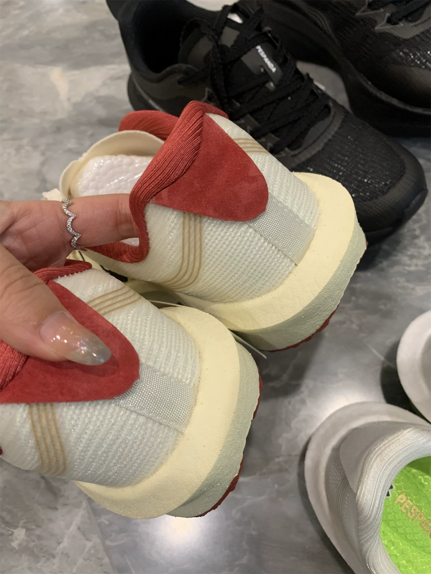 Đế xốp nhẹ Don Quixote! Giảm xóc và hồi phục! Giày thể thao thông thường thoáng khí dành cho cặp đôi