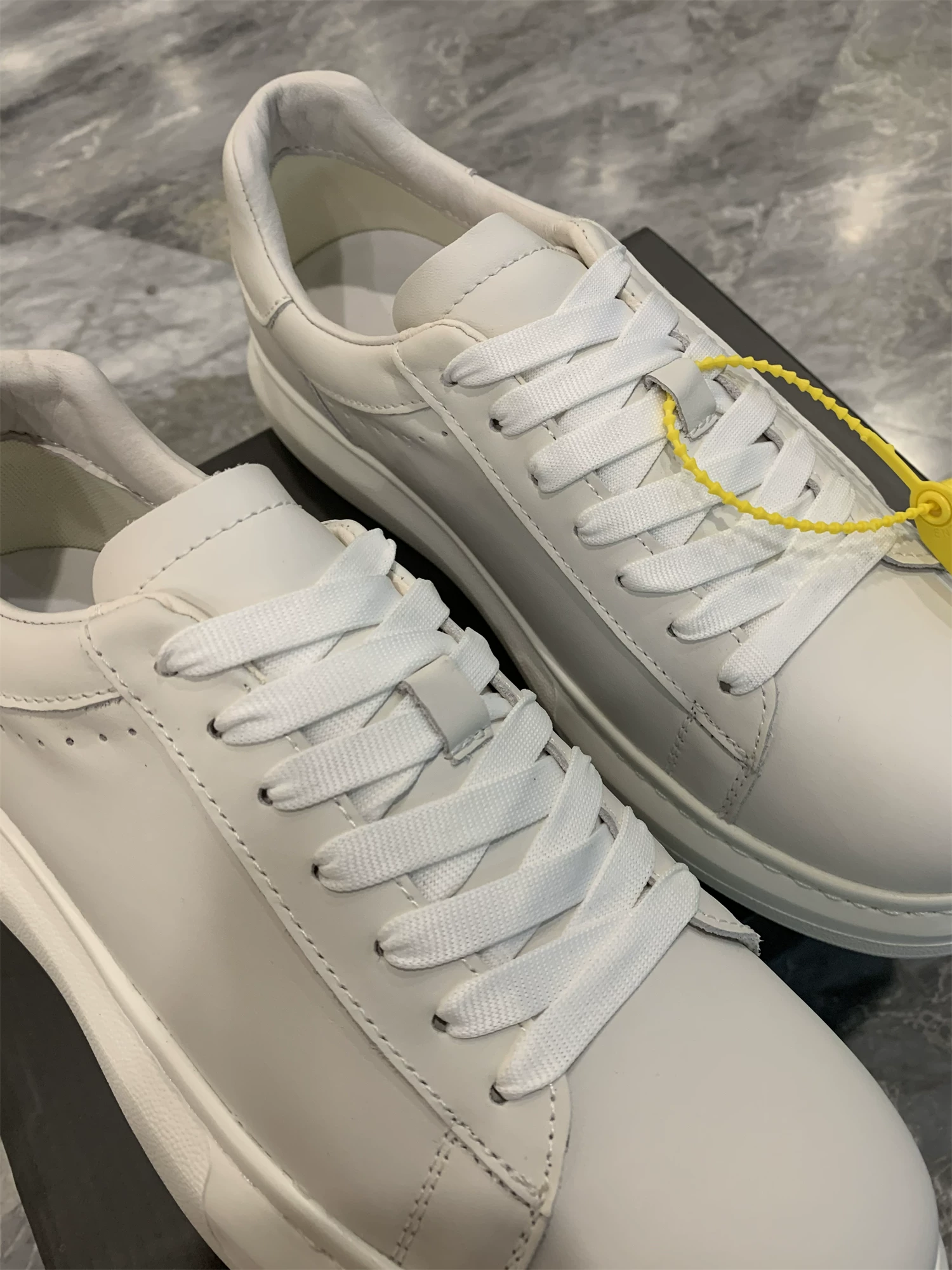 Don Quixote Giày thể thao nam da bò lớp một cao cấp! Giày thể thao nam màu trắng đế mềm bằng da thật, thoáng khí, buộc dây, mùa xuân thu.