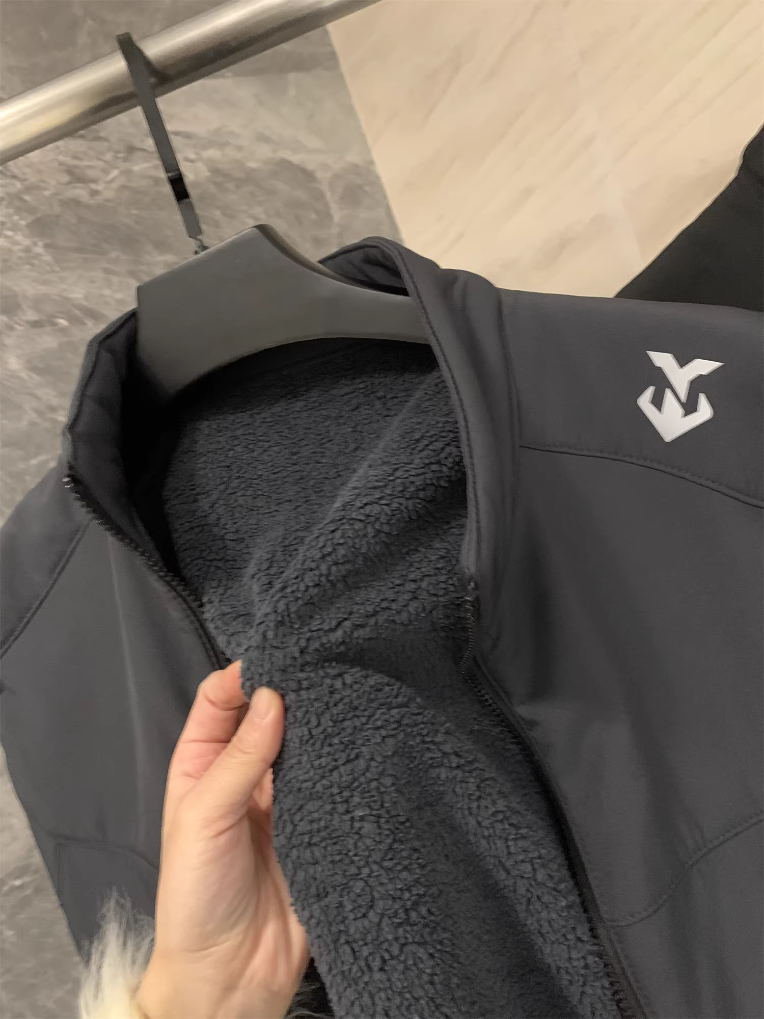 Áo ghi lê nam Don Quixote ODM, sản phẩm độc quyền! Áo ghi lê mùa thu đông lót lông cừu dày, cổ đứng, kiểu dáng dã ngoại, thường ngày, không tay.