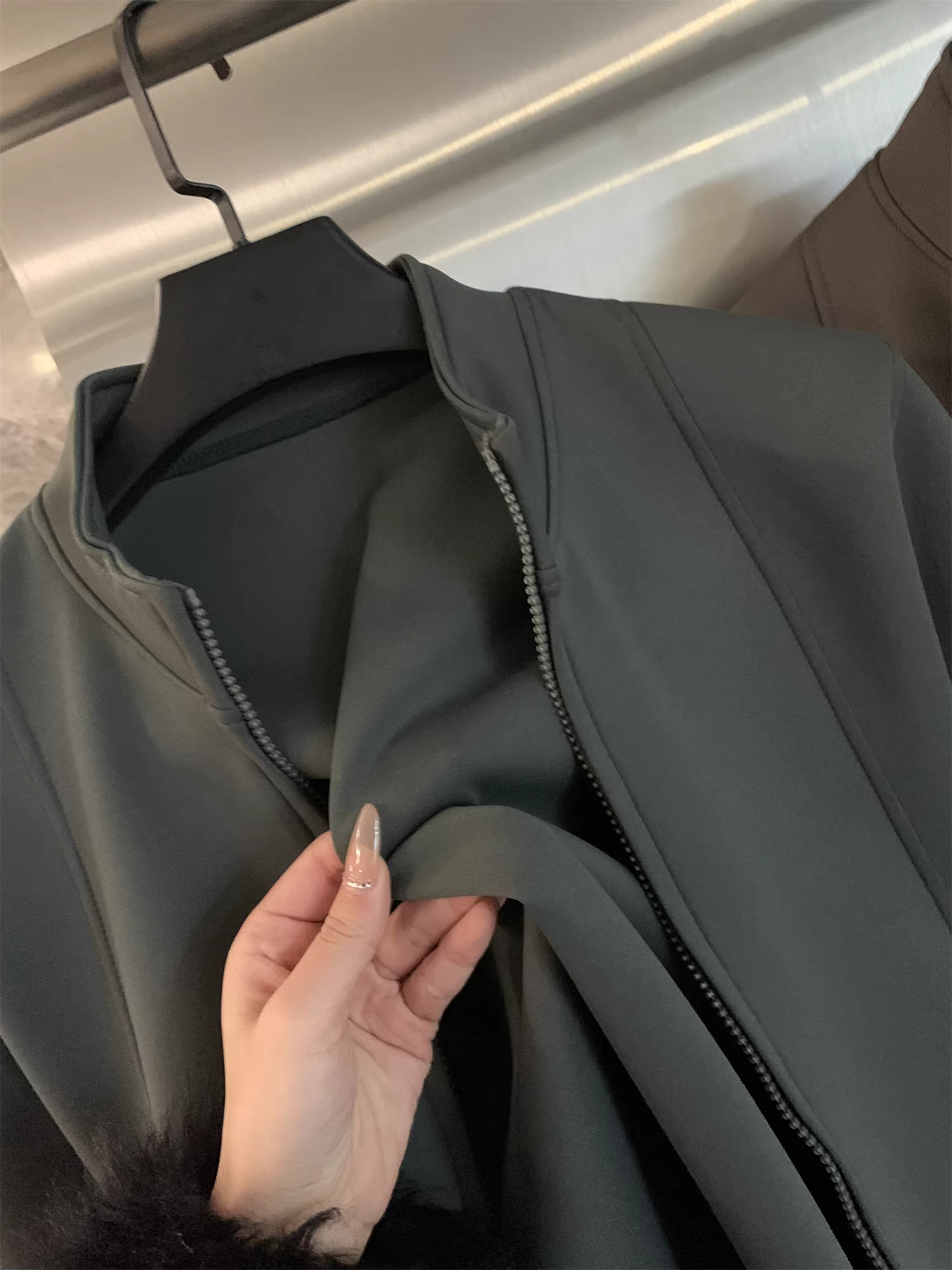 Áo khoác cổ đứng chất liệu mềm mại như mây, co giãn Q-elastic, thoáng khí, kiểu dáng năng động dành cho nam và nữ, sản xuất bởi Don Quixote Nhật Bản.