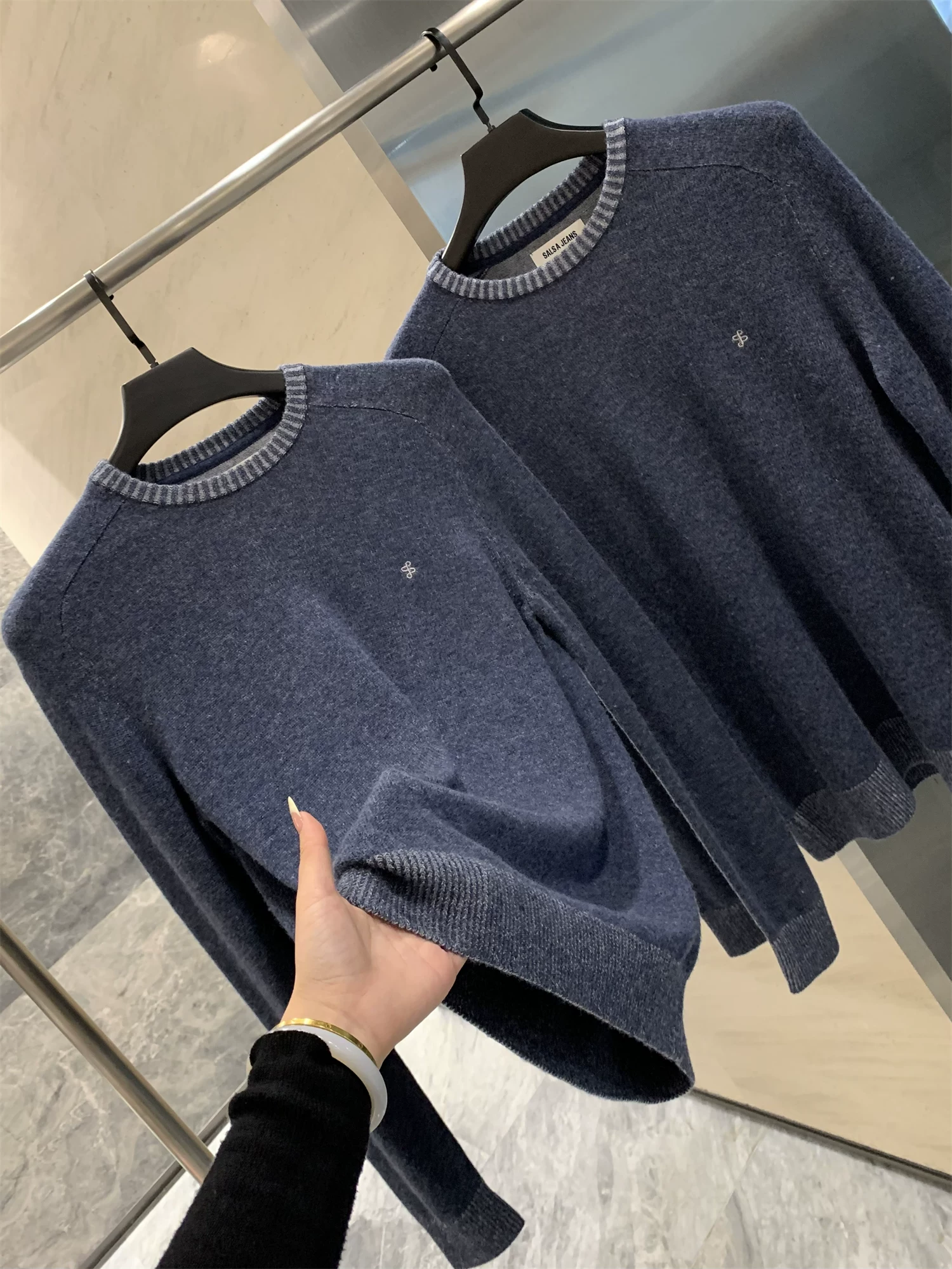 Dòng thiết kế của Don Quixote, nhà thiết kế người Bồ Đào Nha! 65% len! Áo len dệt kim cổ tròn ấm áp, đa năng cho mùa thu đông dành cho nam.